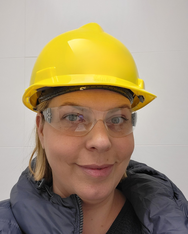 Elke Mertens, onafhankelijk archeologisch adviseur. Op de foto is ze herkenbaar als een vrouw met veiligheidshelm en veiligheidsbril, gekleed voor bouwwerkzaamheden.