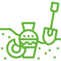 Eén van de opleidingen die BimBam Archeologie aanbiedt is de basismodule 'Wegwijs in het archeologische traject'. Je ziet een groene lijntekening van een kruik en gebroken bord in de grond en een schop die de stukken aan het opscheppen is.
