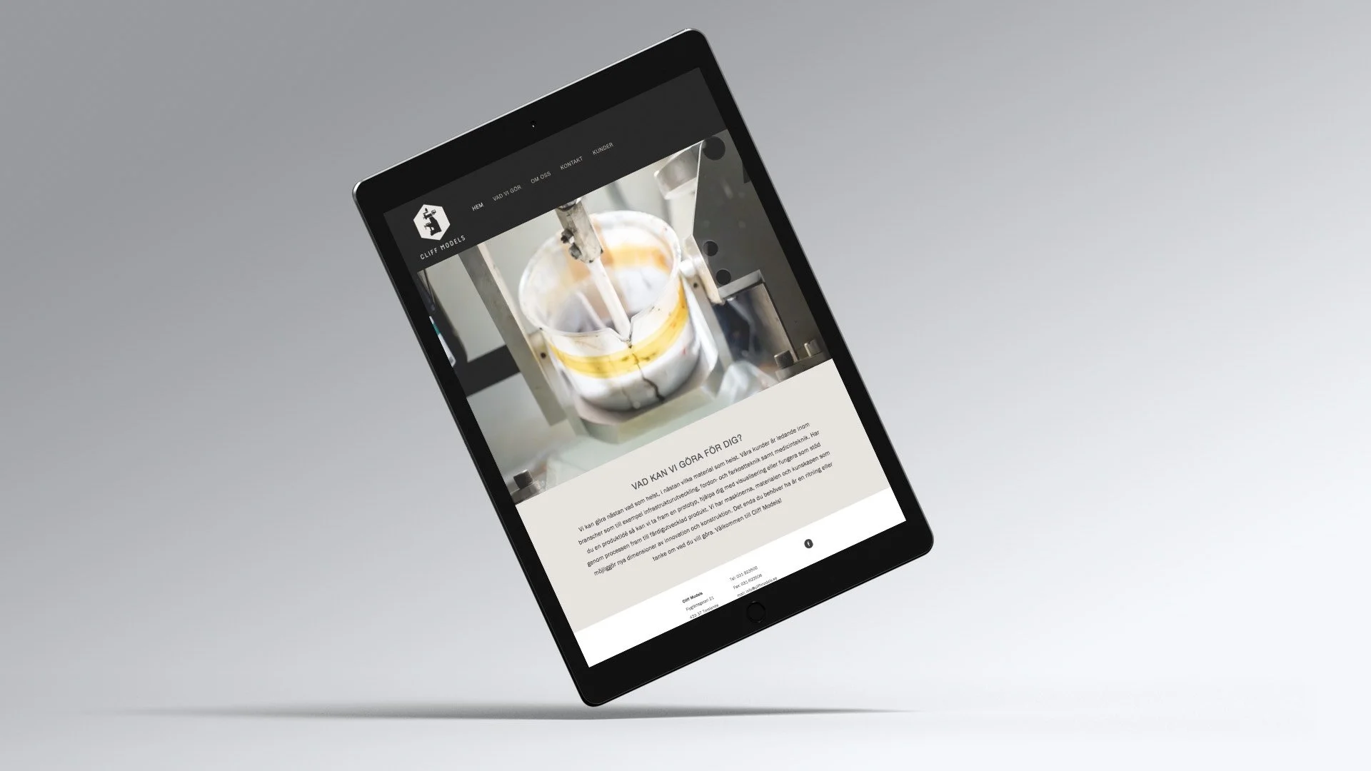 A tablet displaying a webpage with an image of a mechanical process, possibly related to manufacturing or industrial machinery, with text in Swedish.