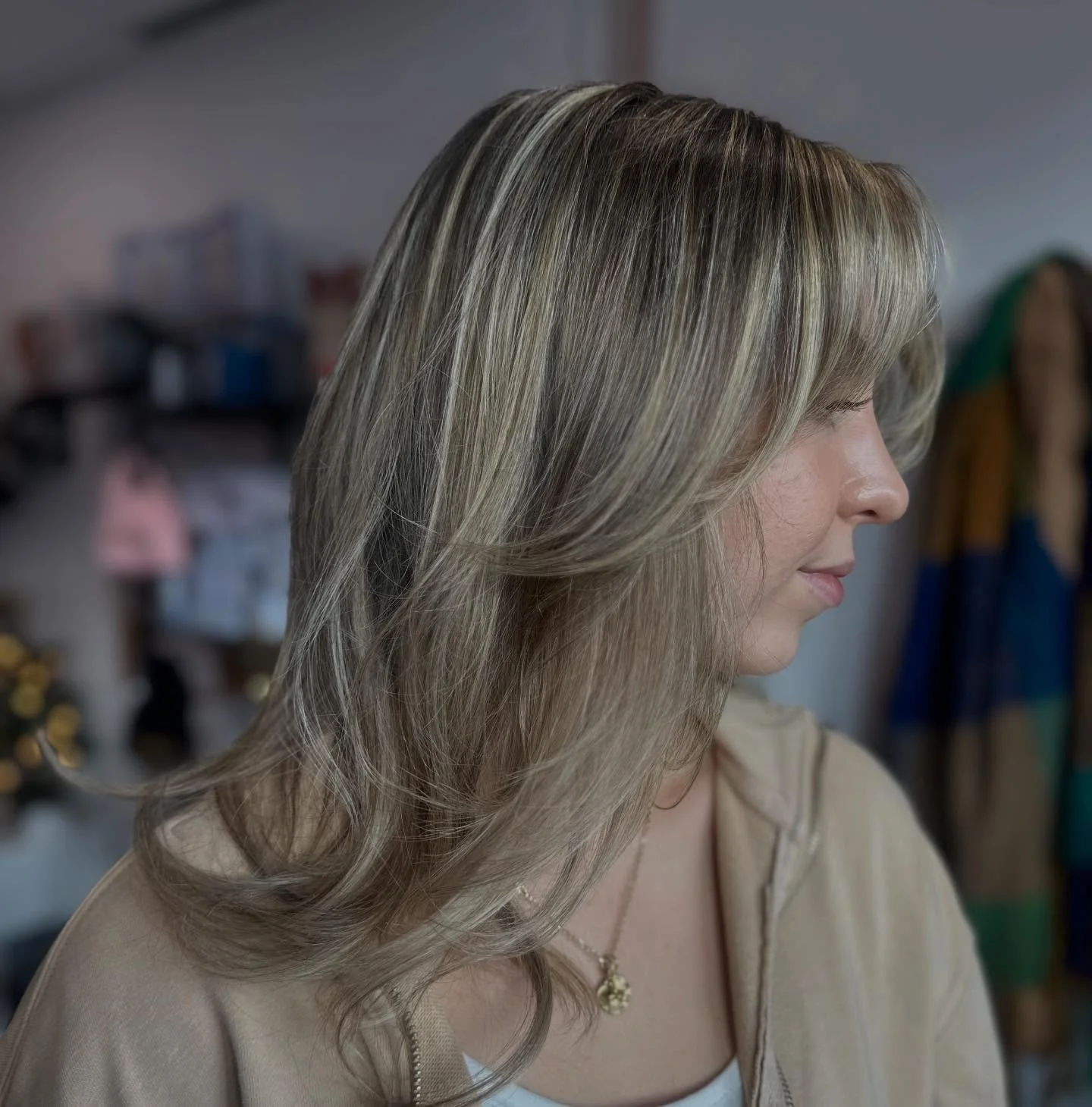 Sun-kissed and layered 😍
Stylist:Keristen 

#orangevillehairstylist #orangevillehair #orangevillehairsalon #sunkissed #highlights #blondehighlights #blonde #layered #iamgoldwell #goldwellca #goldwellcaapproved #kerasilk #_stylesbykc #schanckandcohai