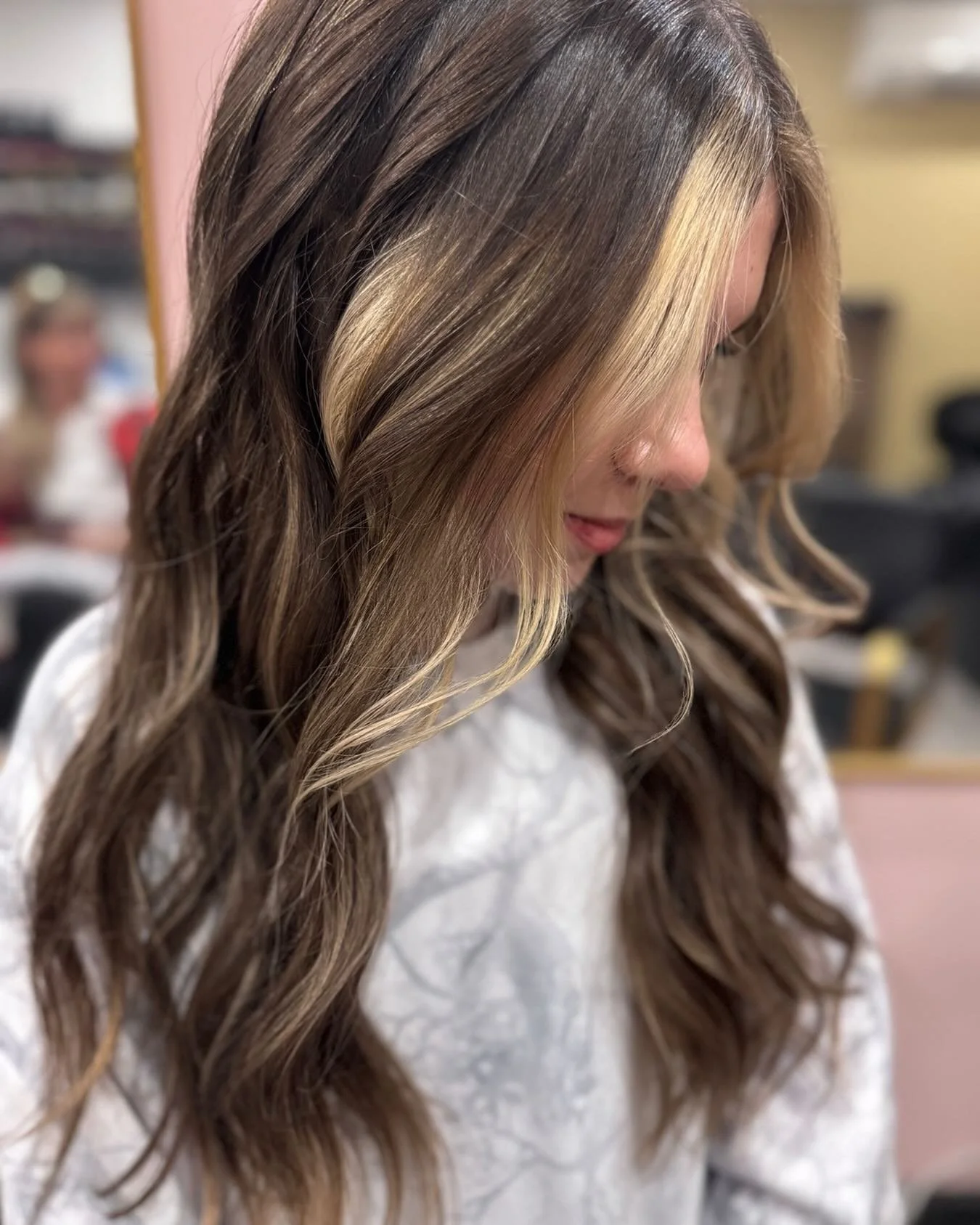 When the money piece needs a little extra sparkle ✨ Added highlights for that perfect pop of brightness. 💁&zwj;♀️
Stylist: Danielle

#orangevillehair #orangevillehairstylist #orangevillehairsalon #iamgoldwell #goldwellca