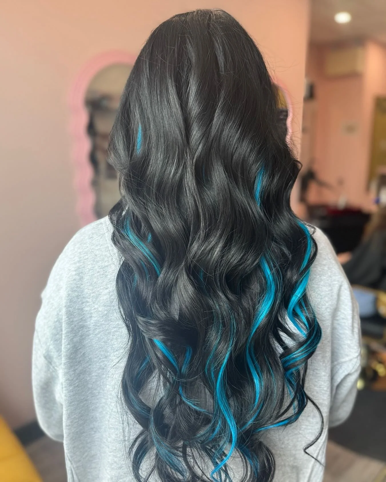 Mermaid vibes 🧜&zwj;♀️
Custom colored nano extension are all you need to spice things up 😍 
Stylist: Danielle

#orangevillehair #orangevillehairstylist #orangevillehairsalon #gbbhairextensions #iamgoldwell
