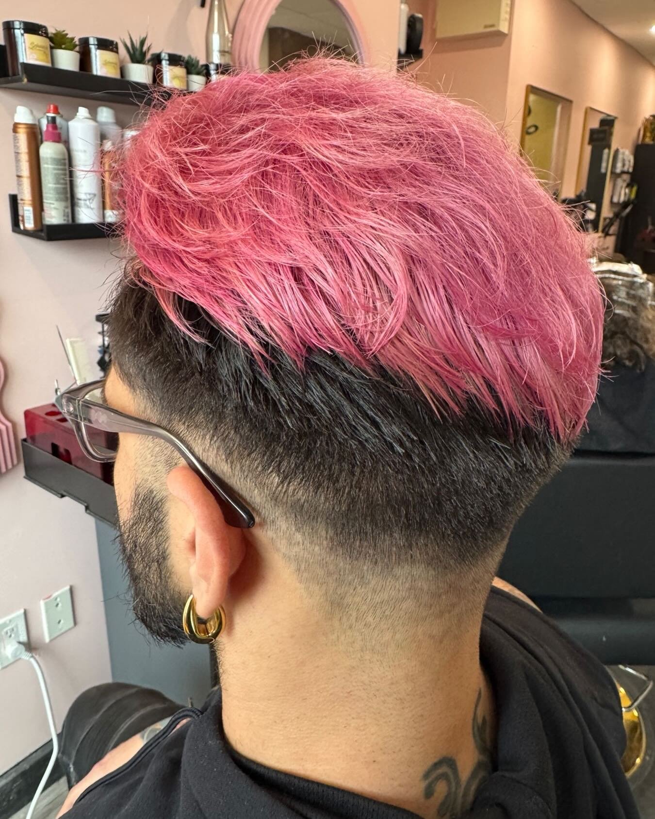 Fresh fade, pink on top, and confidence turned all the way up 💗✂️
Stylist: Danielle

#orangevillehair #orangevillehairstylist #orangevillehairsalon #pinkhair #fade