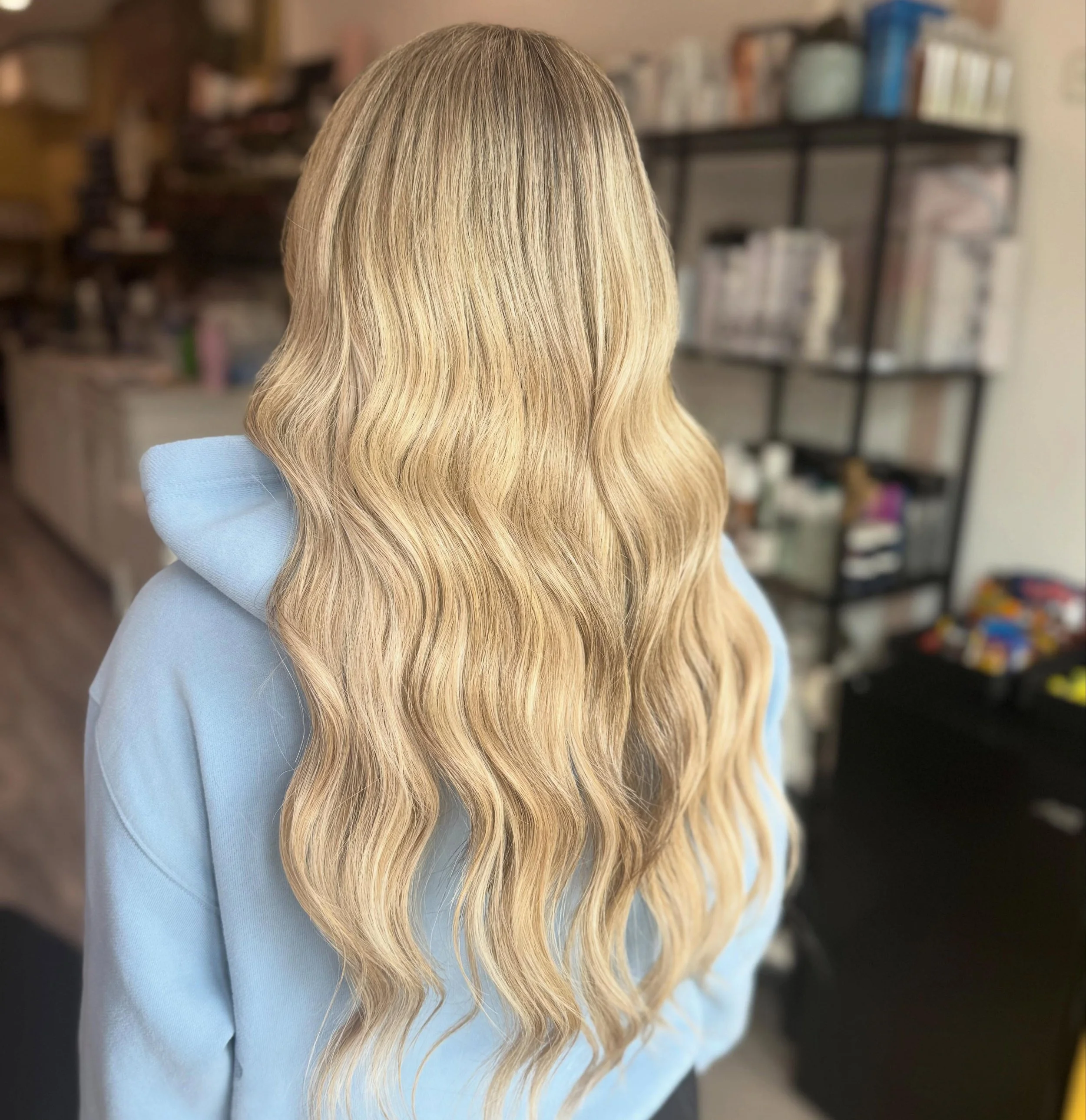 Look at that blend ✨
From highlights to extensions, every detail was customized to create seamless dimension, added fullness, and the perfect lived-in look. The goal? Hair that looks effortlessly beautiful from every angle. 🤍
Color: Keristen
Extensi