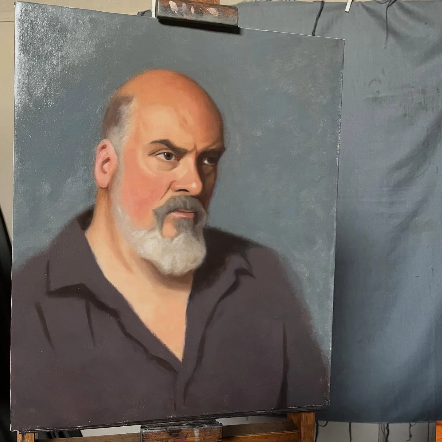 Last but not least from my time in Florence- here&rsquo;s Richard! Another piece done in 10 sittings, life sized and done under natural light.
.
.
.
.
.
#oilpainting #portraitpainting #paintedfromlife #sightsize #atelierpainting #figurativeart #class