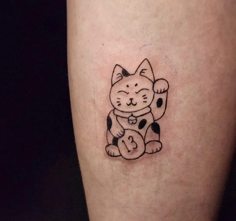 Tattoo of the cat Maneki-Neko.