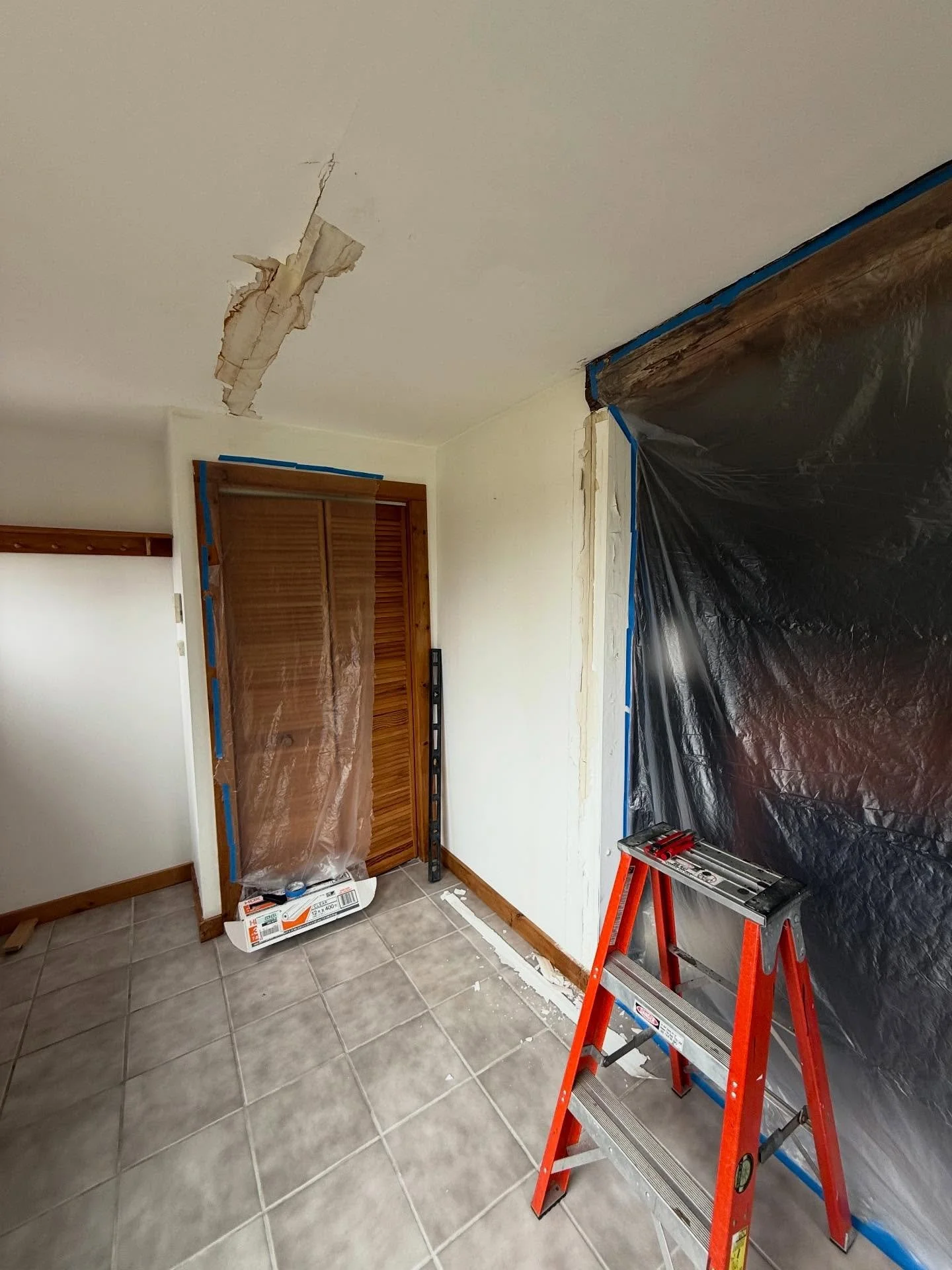 Roof leak Sheetrock repair. Water spreading into multiple rooms destroying the insulation and sheetrock.

#remodel #carpentry #drywall #zipwall