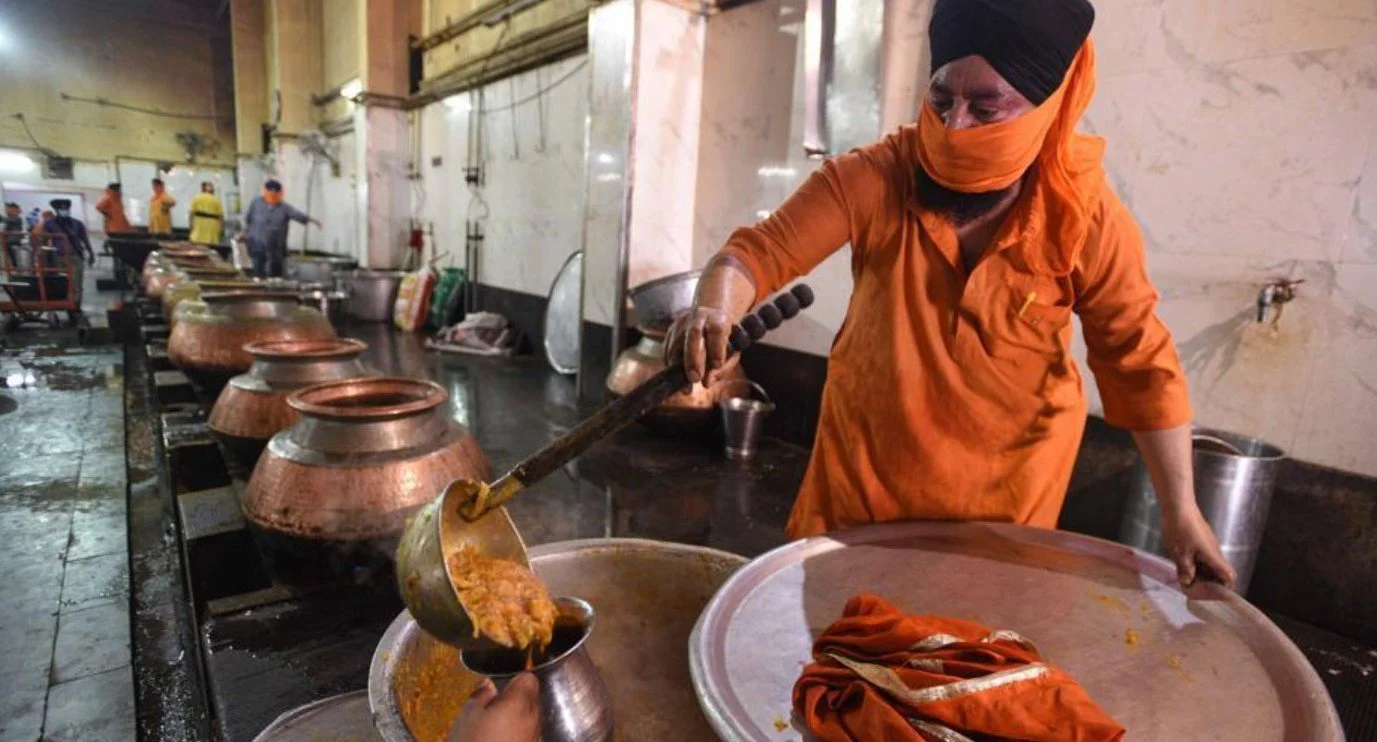 Sikh cooking at Langar Kitchen - Gurudwara Bangla Sahib - Delhi - India