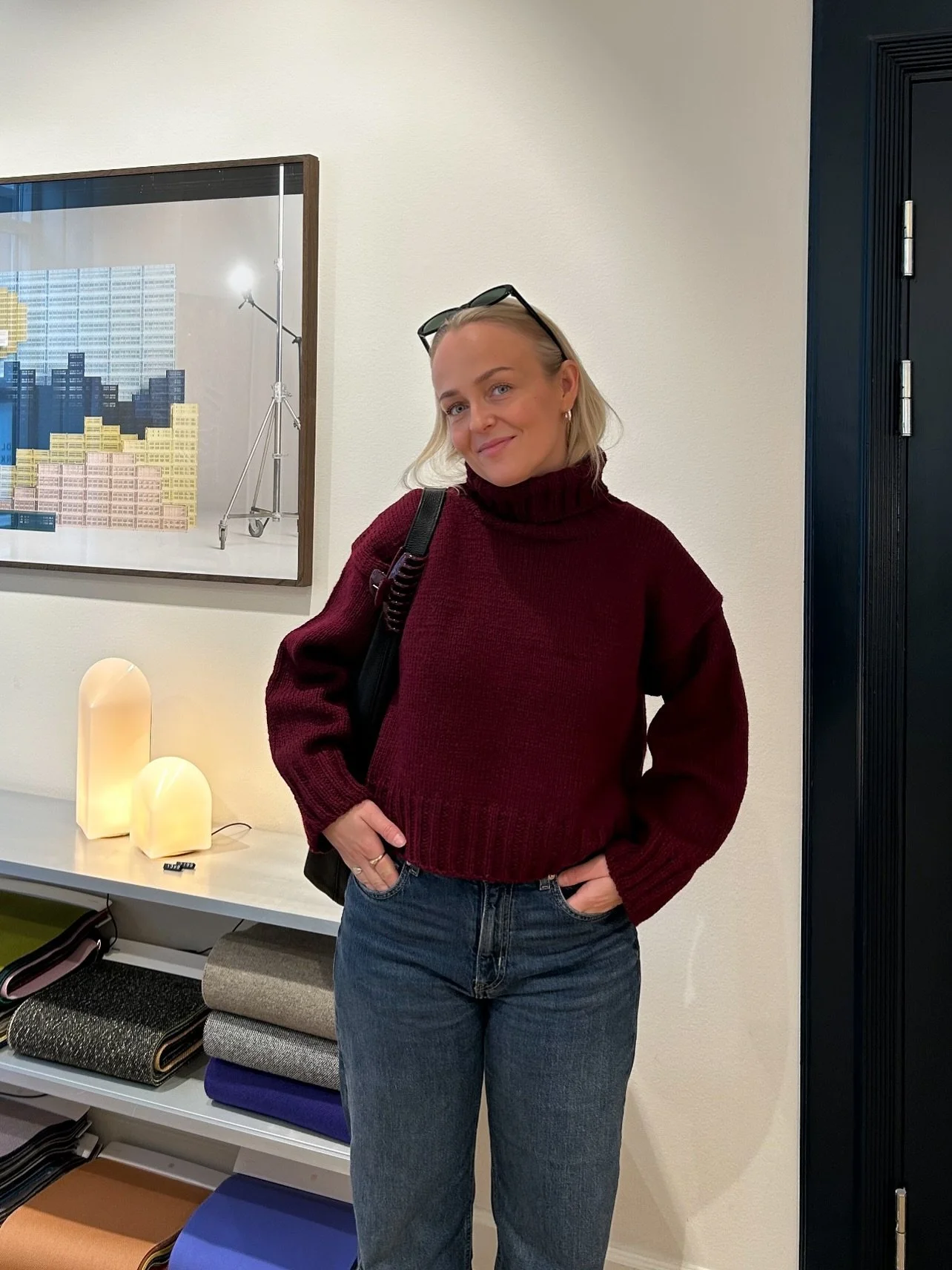 Er helt i innspurten p&aring; en ny oppskrift, og den har f&aring;tt navnet #Astridgenseren 🤭 Jeg &oslash;nsket meg en klassisk basisgenser med dropped shoulders, h&oslash;y hals og doble vrangborder - og det var det det ble. Den teststrikkes n&arin