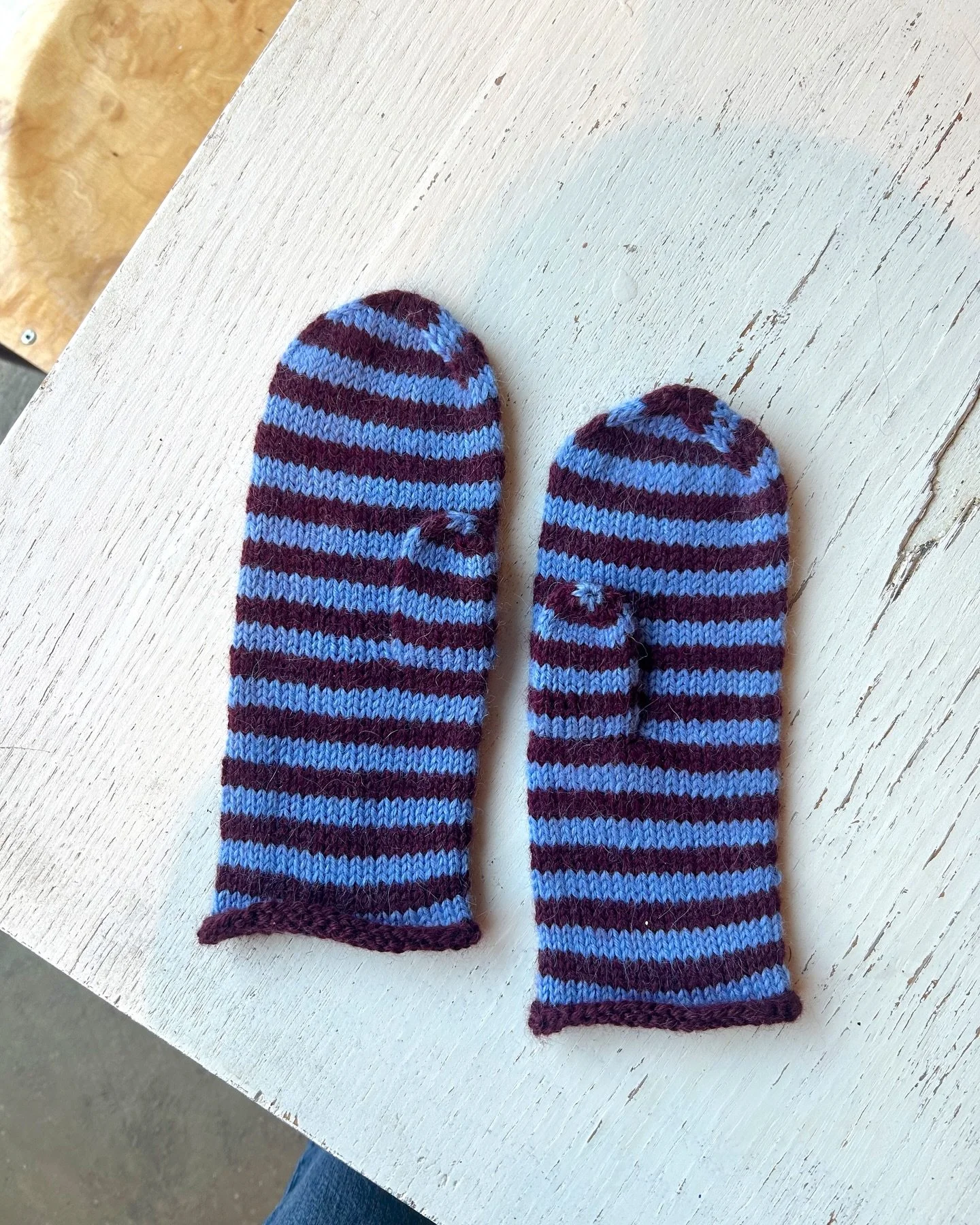 Patterns for #AlmaMittens (English and Norwegian) are out (:(: 

Www.strikkevorin.com 🫰🏼