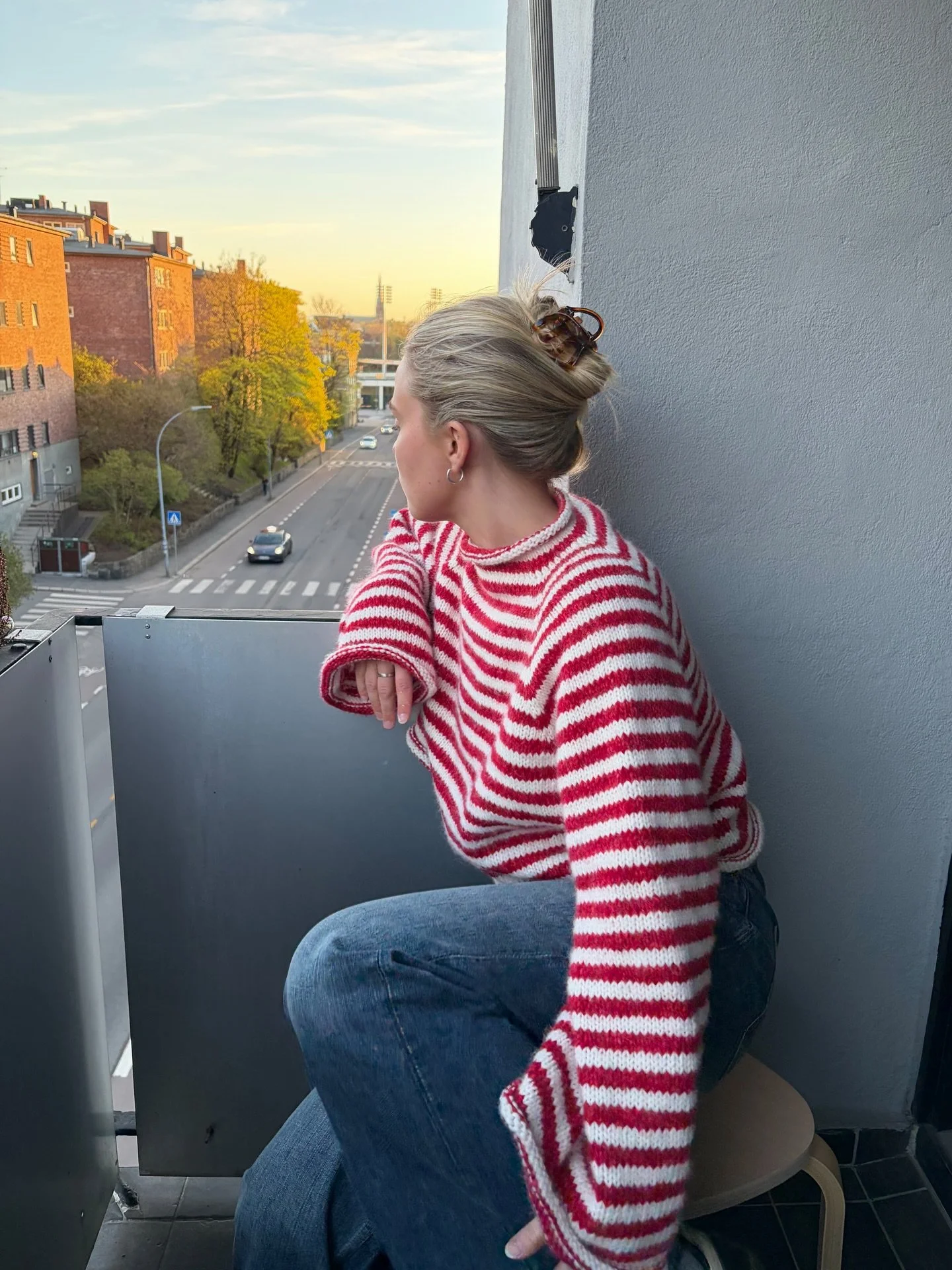 Pattern release and a new home in the same day 🎈🎈🎈 The Willa Sweater is now available in both English and Norwegian :):)) Bye I will now continue painting walls
