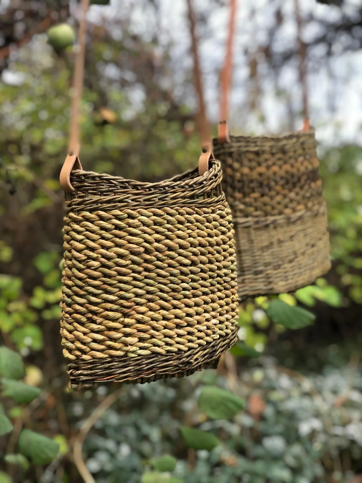 Carteras de mimbre mesclado con junco y corteza de mimbre. Sigo amando mezclar materiales y texturas.
Thank you @hjornholmpil for your guidance.

Aterrizando en Chile pero ya con las manitas inquietas.
Siento que nacer&aacute;n muchas carteras este a