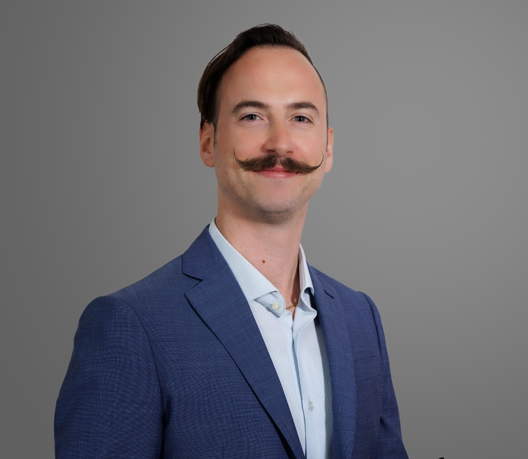 Ritratto di un uomo con baffi e sorriso, vestito in giacca blu e camicia chiara, sfondo grigio.
si tratta di Lorenzo Pagani, consulente di Strategia e Operation per Piccole e medie imprese