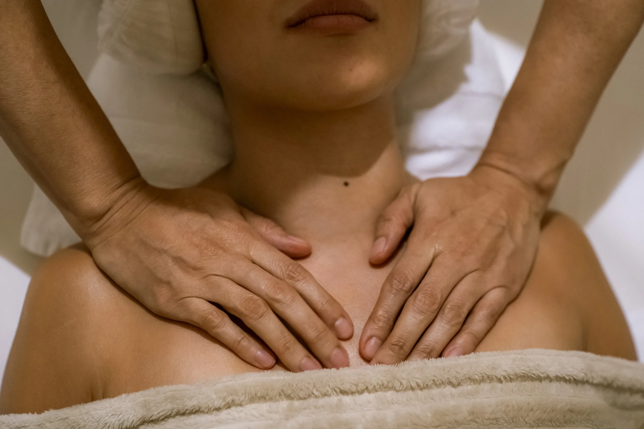 Persona recibiendo un masaje 