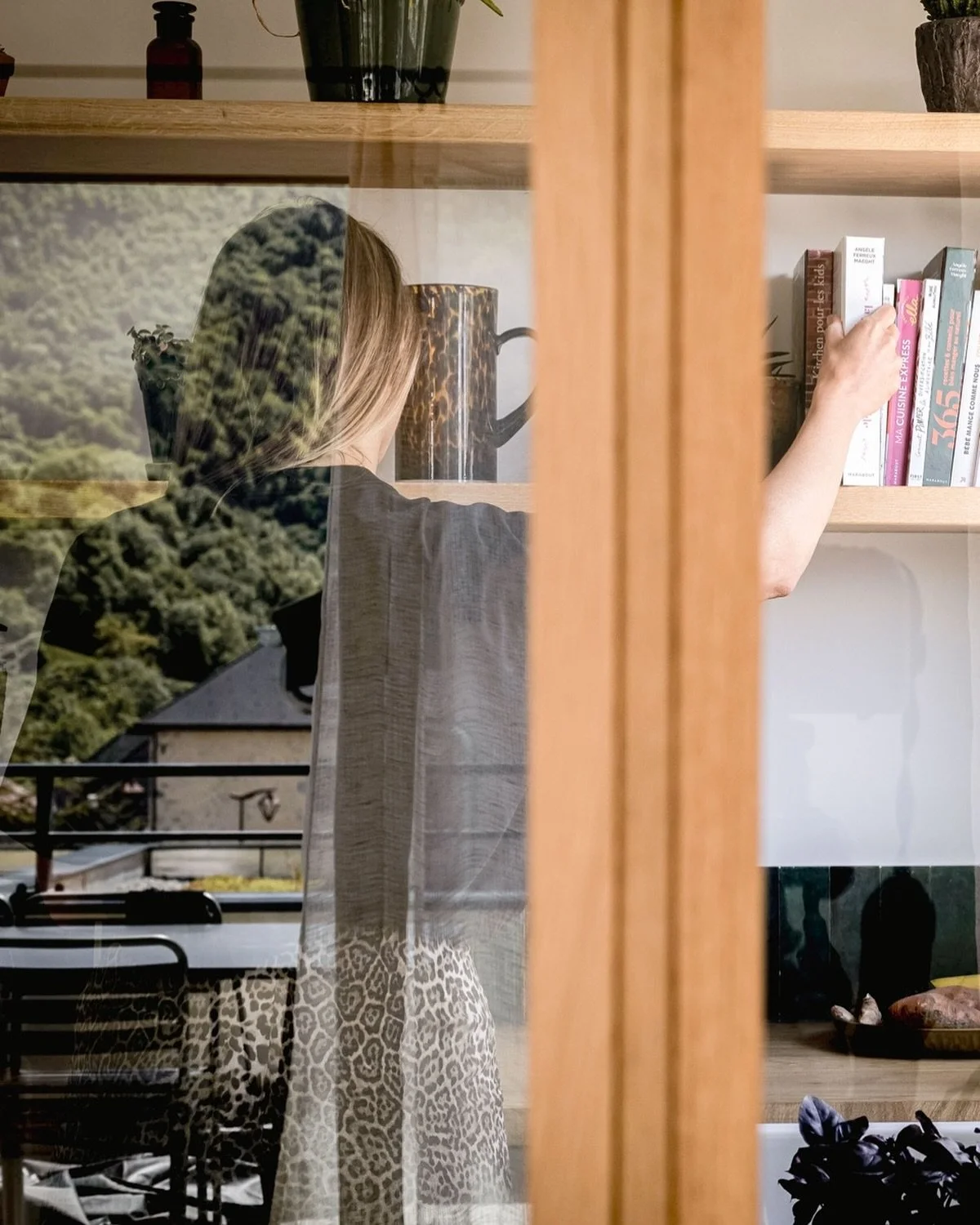 J&rsquo;ai toujours cherch&eacute; la lumi&egrave;re. Celle qui caresse les visages, r&eacute;v&egrave;le la douceur des peaux, glisse sur une table en bois ou danse &agrave; travers une verri&egrave;re. ✨
Pendant longtemps, j&rsquo;ai essay&eacute; 