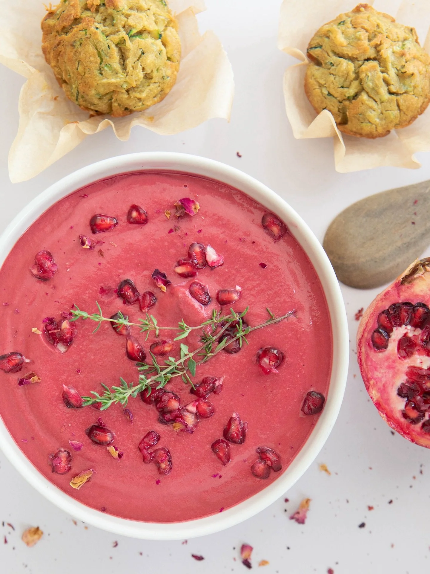 💜 Ce rose est naturel et pas un filtre insta. Merci aux super pouvoirs de la grenade et la betterave pour mettre des paillettes ✨ dans nos assiettes ! 
 Une couleur qui ne fait pas qu&rsquo;&eacute;gayer l&rsquo;assiette&hellip; ✨ Elle attire l&rsqu