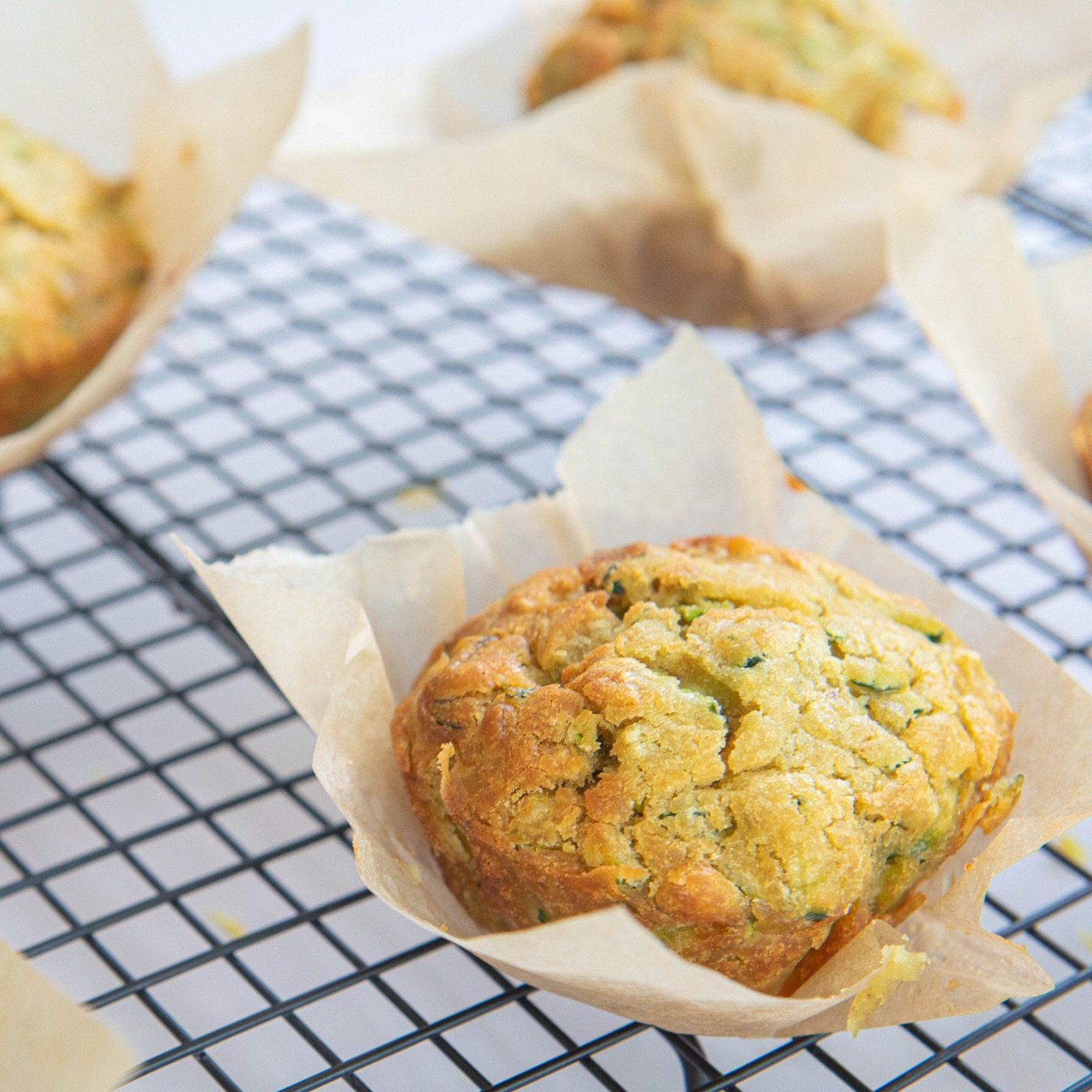 🧁 🌿 🍋 Muffins citron-courgette // 
Un petit go&ucirc;ter moelleux, parfum&eacute;, facile &agrave; faire avec les enfants. 

🧺 Ce qu&rsquo;on aime dans cette recette : &bull; Une courgette discr&egrave;te mais utile (moelleux garanti !) &bull; Du