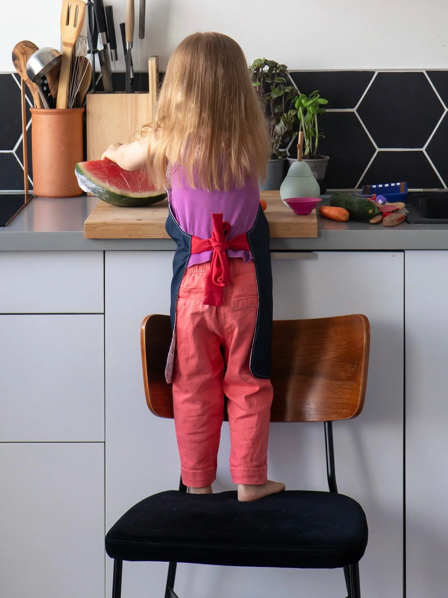 ✨J&rsquo;ai eu la chance de partager un moment en cuisine avec cette maman et sa fille.
 Un instant suspendu, que j&rsquo;ai document&eacute; &agrave; travers mon objectif pour capturer la po&eacute;sie des gestes du quotidien &mdash; simples, joyeux