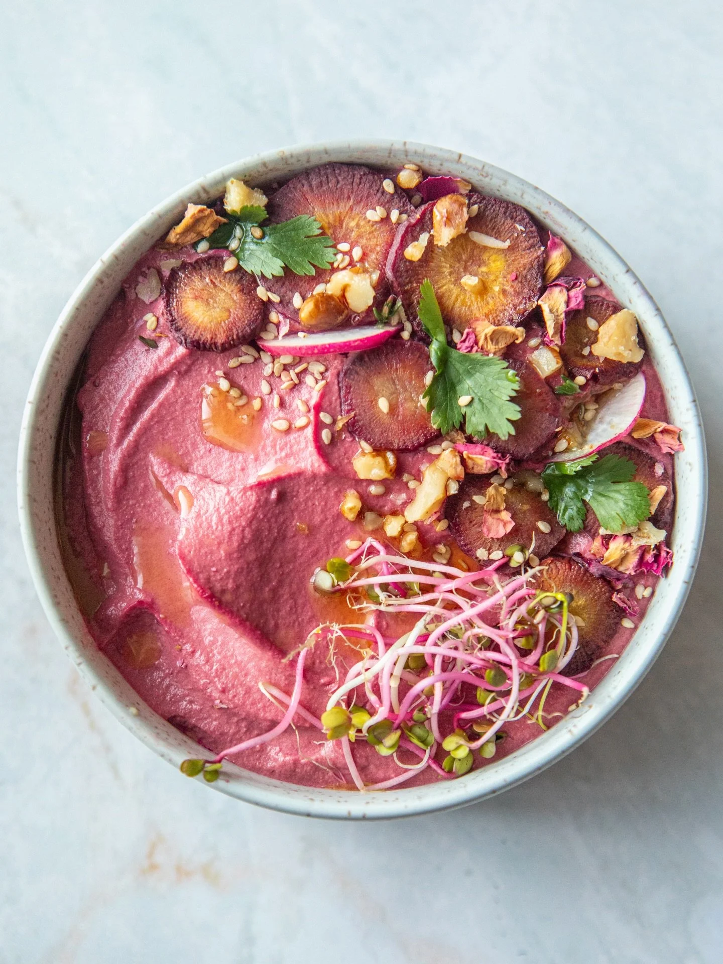 🌱 S&rsquo;inspirer des couleurs de la nature pour composer des plats vibrants et nourrir tous les sens. 
💜 C&rsquo;est ma plus grande source de joie en cuisine.

#fooddesign #naturedesign #foodphotography #foodlover #food #beetroot #healthyfoods #p
