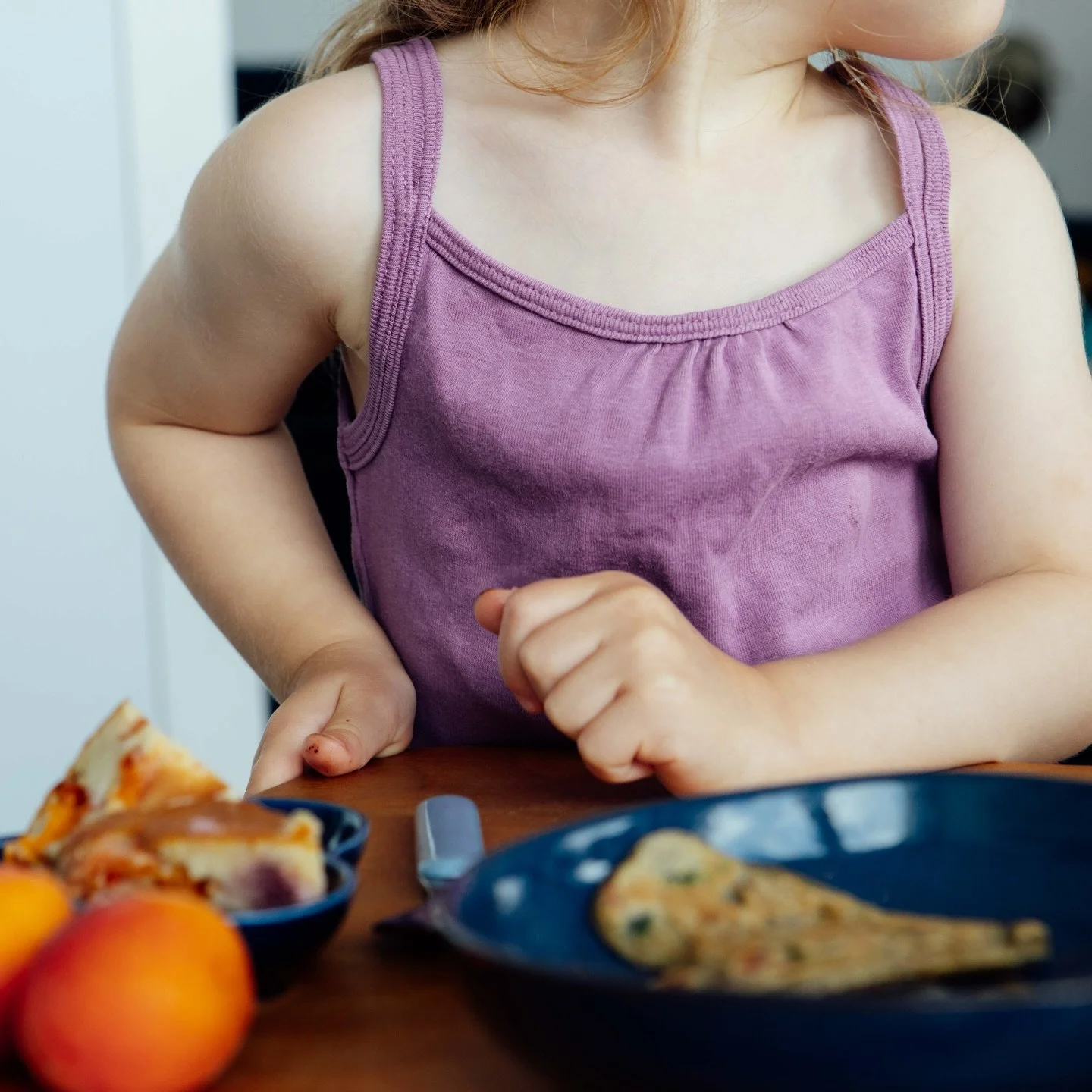✨ Je me souviens des odeurs de la cuisine.
 💜Celles du petit-d&eacute;jeuner qui me r&eacute;veillaient doucement, celles qui annon&ccedil;aient que la maison vivait quand je rentrais de l&rsquo;&eacute;cole.
Des parfums simples, mais inoubliables.
