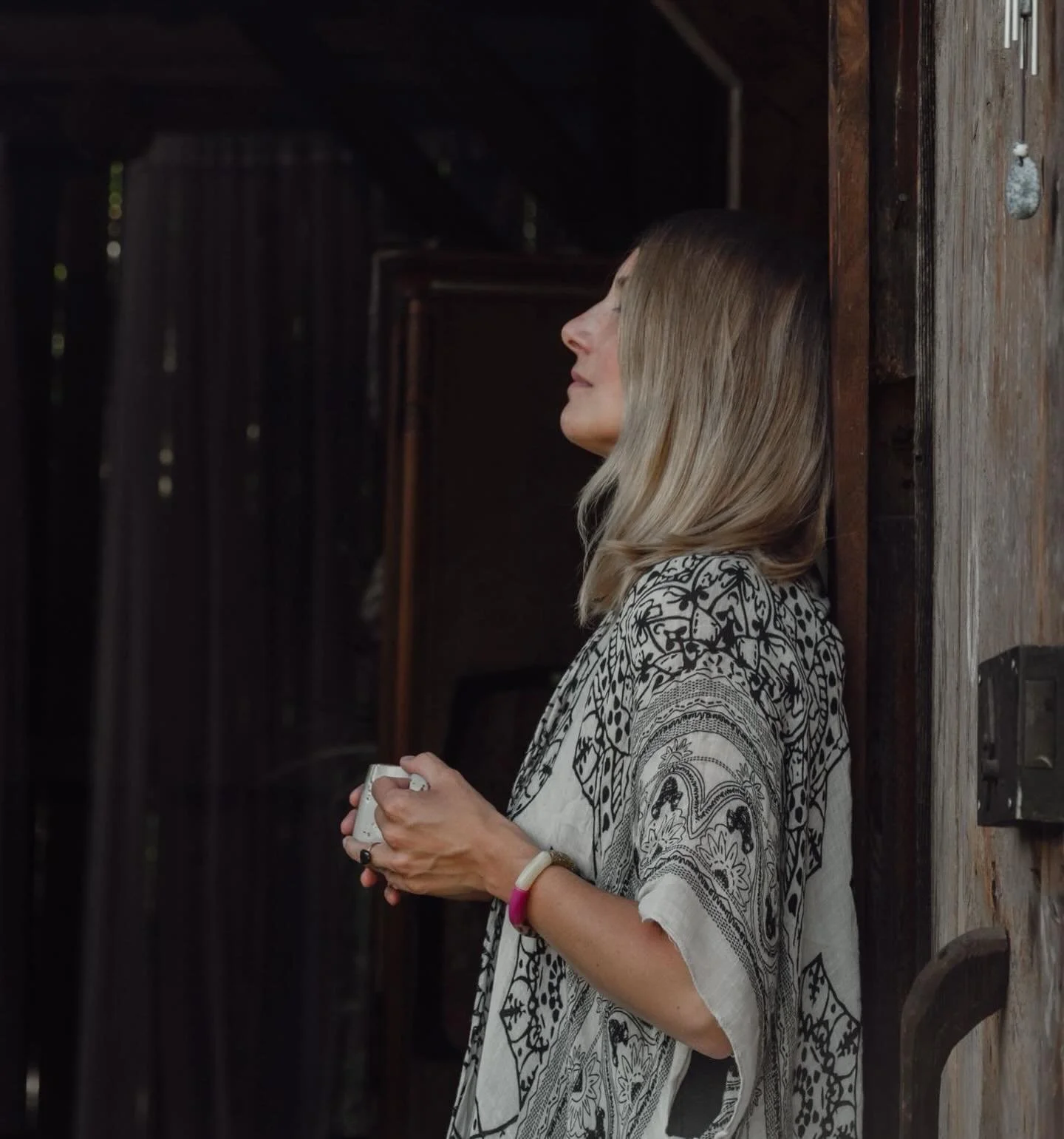 Hello, je suis Marie.
 Je photographie ce qu&rsquo;on oublie de voir quand tout va trop vite.

La beaut&eacute; du vivant.

Les gestes. La mati&egrave;re. Les liens.

Je travaille avec des marques, des lieux, des familles qui prennent soin du vivant.