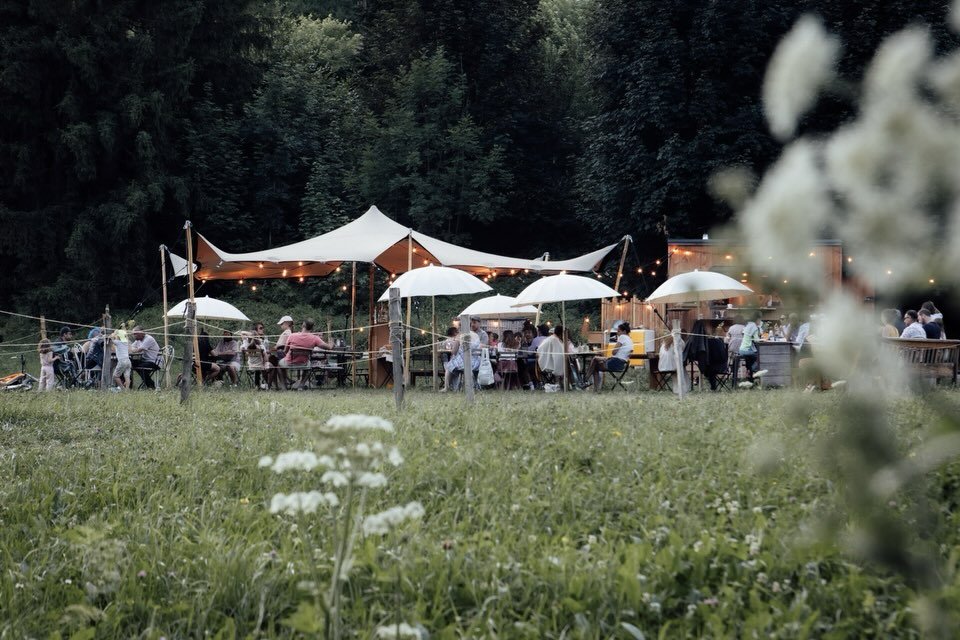 🌧️ Cette pluie me donne envie de replonger dans les souvenirs d&rsquo;&eacute;t&eacute;.
Et r&ecirc;ver de la douceur des soir&eacute;es &agrave; @lesperluettegrandbo ✨
Vivement le retour du soleil. 

#photographer #naturephotography #reportagephoto