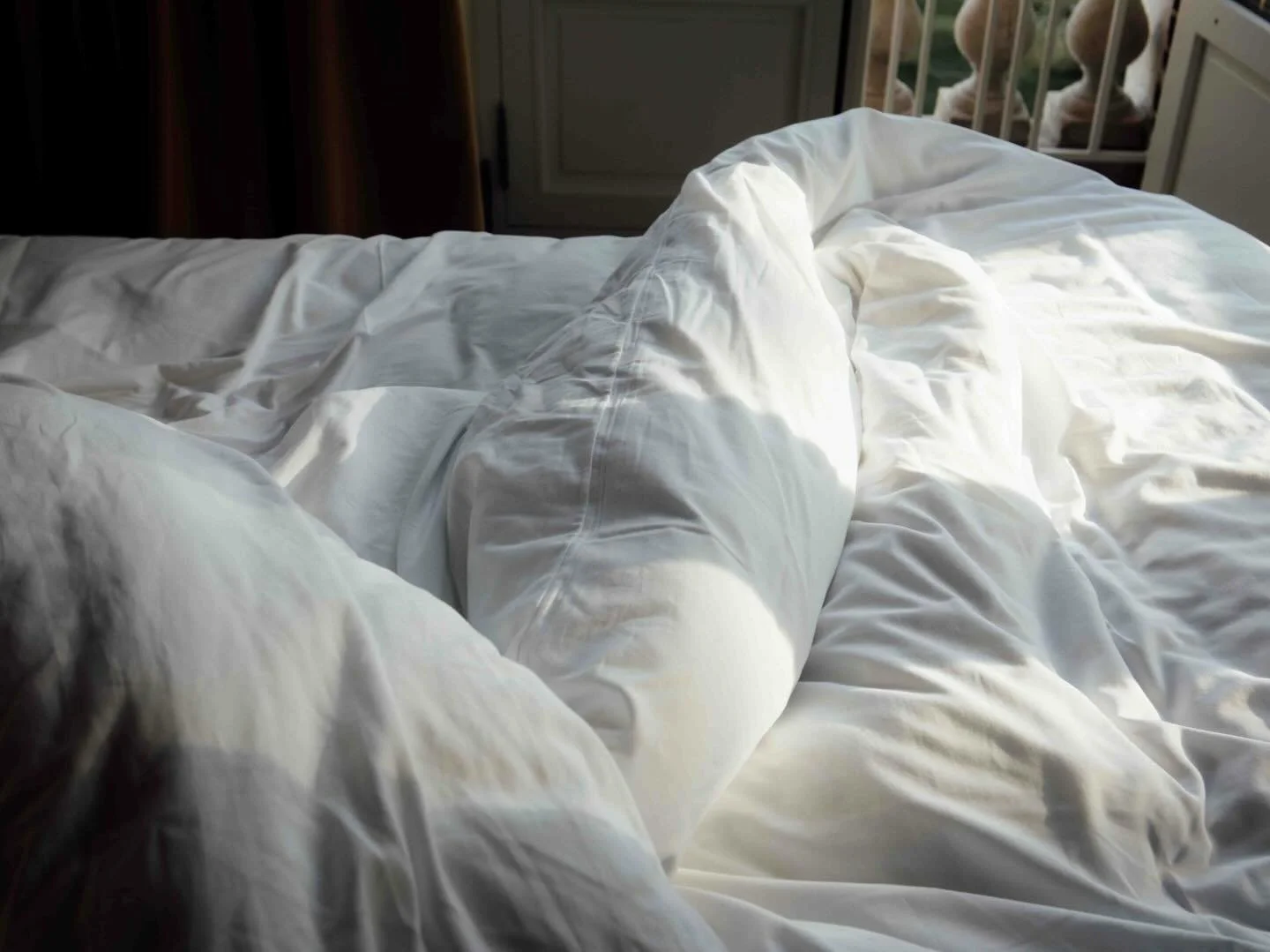 ✨On ne se souvient pas seulement de l&rsquo;image d&rsquo;un lieu.
On se souvient de son atmosph&egrave;re.
La lumi&egrave;re, les mati&egrave;res, les traces de vie.

✨Tout ce qui parle &agrave; nos sens et vient s&rsquo;ancrer dans nos souvenirs.

