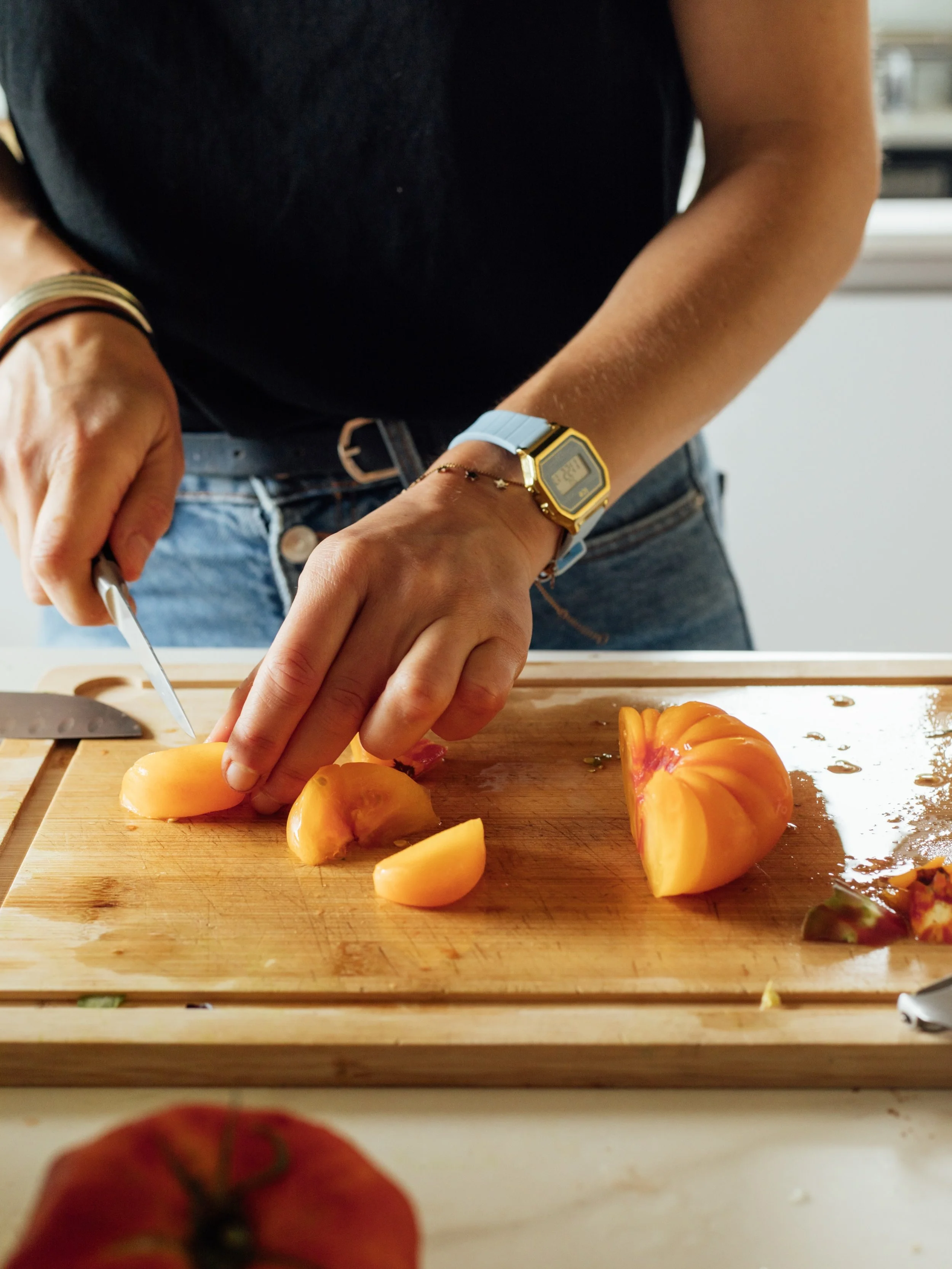 🌱 On reconna&icirc;t souvent un m&eacute;tier dans les d&eacute;tails.
La mani&egrave;re de tenir un couteau. D&rsquo;assembler. De go&ucirc;ter. De bouger.

Audrey est cheffe nomade. Elle cuisine l&agrave; o&ugrave; la vie l&rsquo;emm&egrave;ne.

C