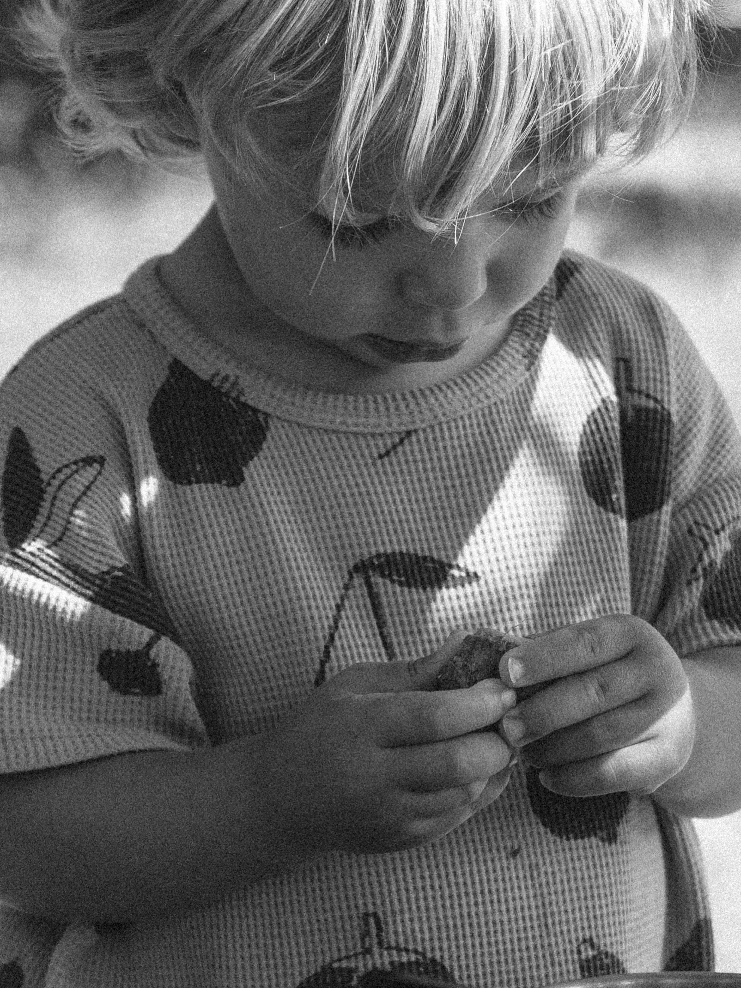 J&rsquo;aime photographier le quotidien avec des yeux encore capables de s&rsquo;&eacute;merveiller. Comme les enfants ✨

#photographer #photographefamille #photographefamilleannecy #photographegeneve #blackandwhite