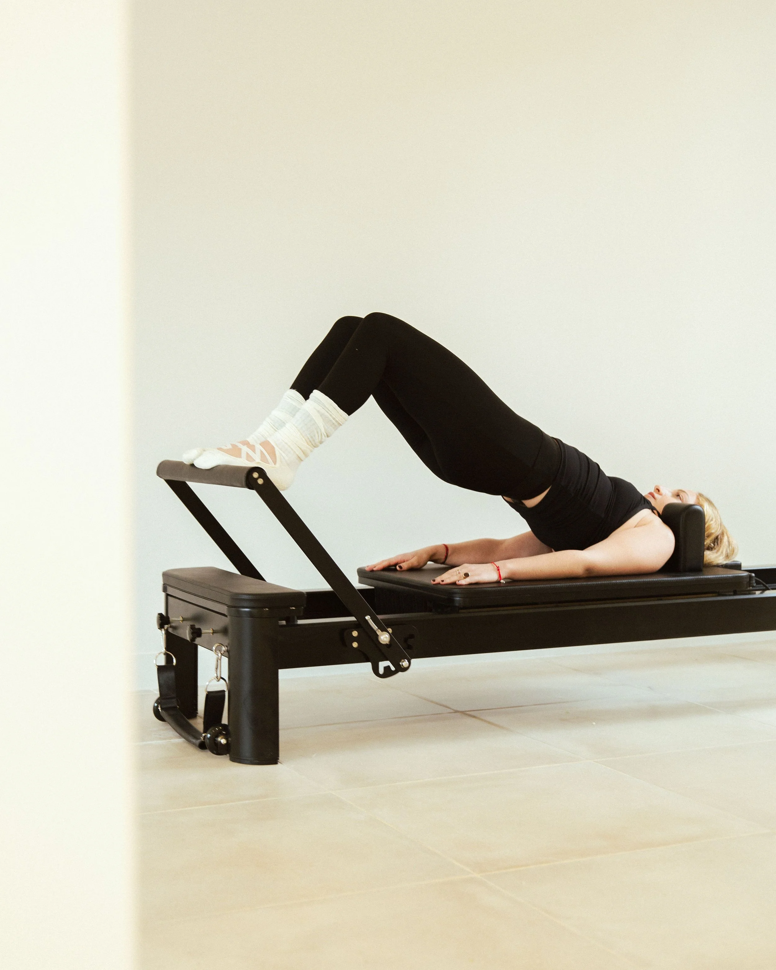 Pilates Reformer vs Pilates au sol : quelle méthode choisir?