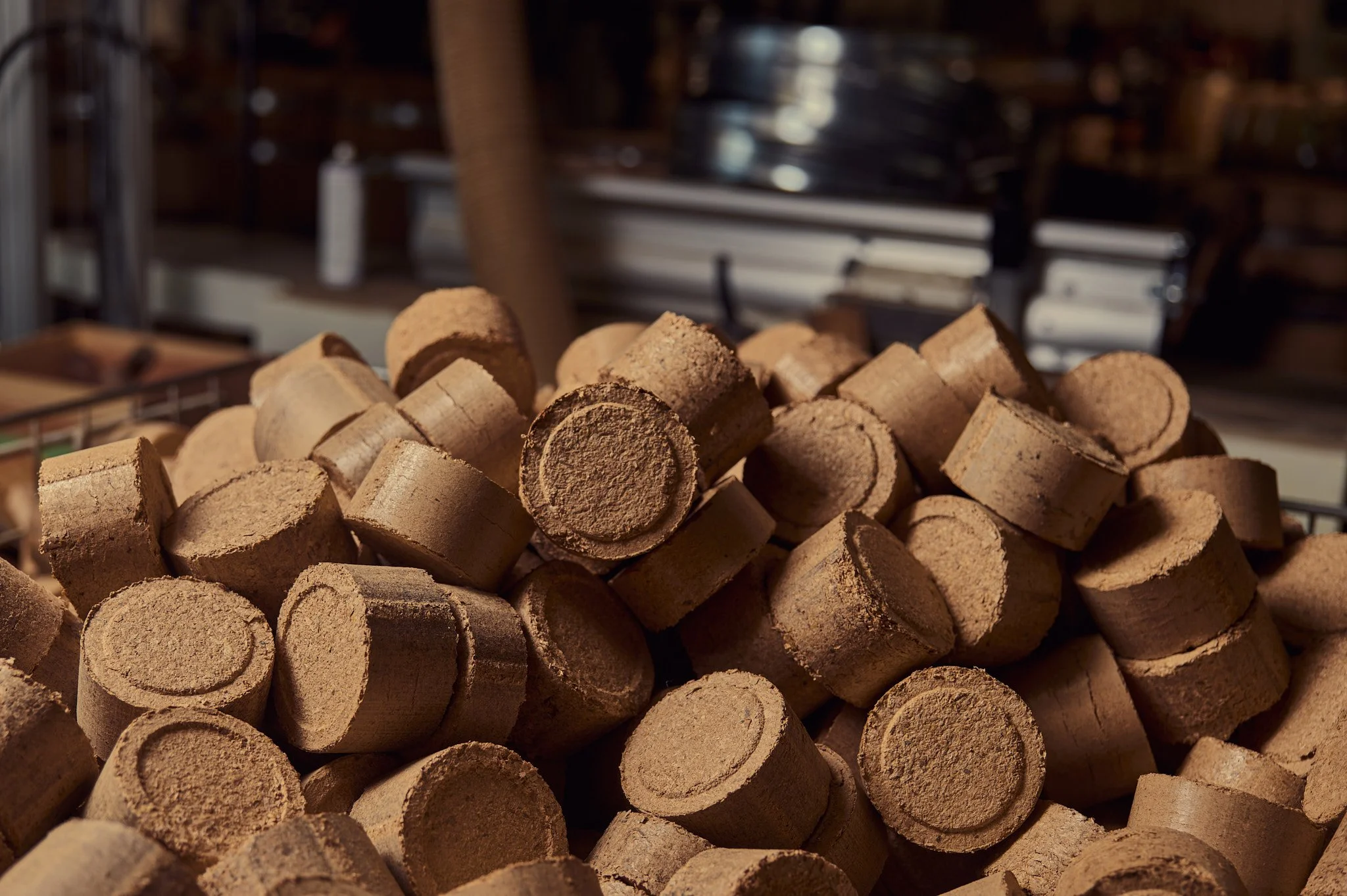 Un tas de bouchons de barriques de vins.