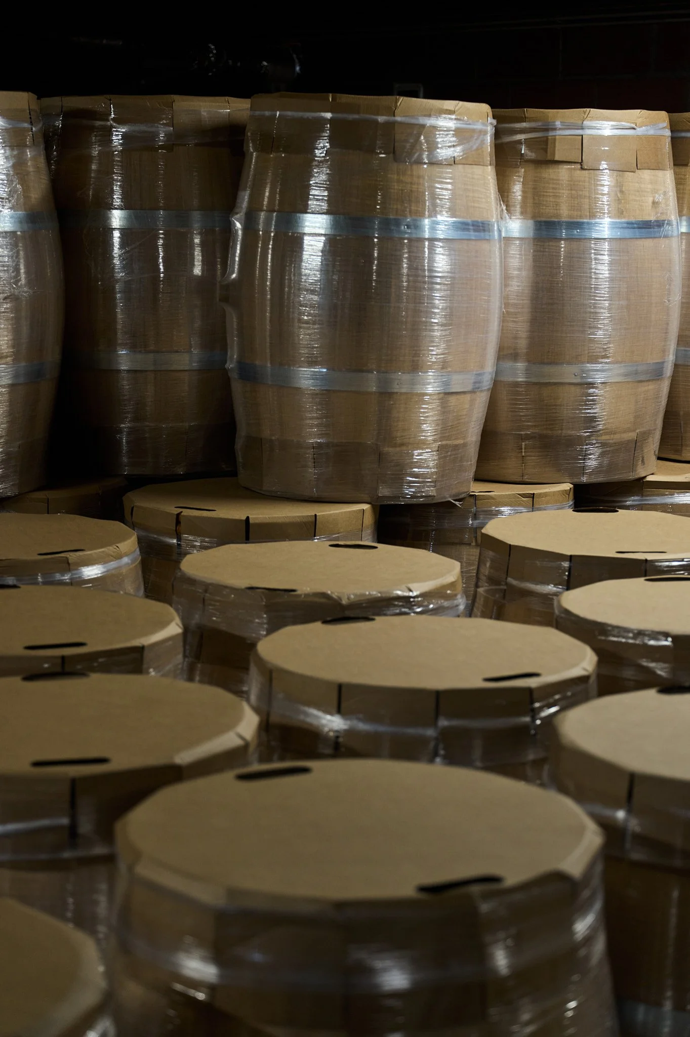 Stockage des barriques emballées prêtes pour être envoyées au client.