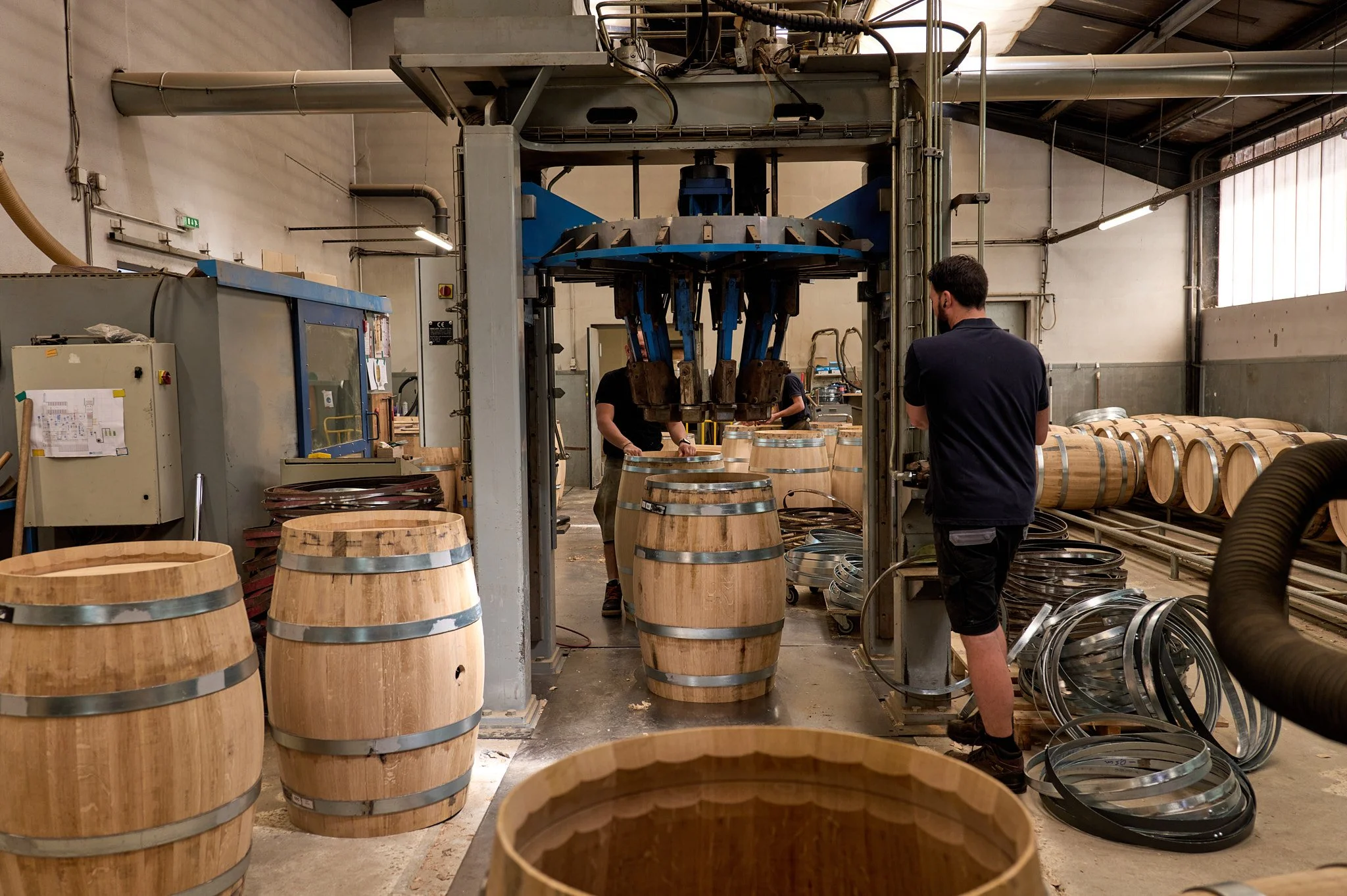 Dans l'atelier, étape de la presse de la barrique réalisée par le tonnelier.