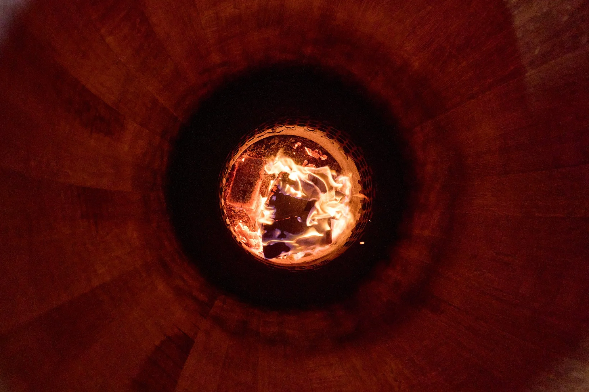 Zoom sur la chauffe de la barrique en bois, vue de l'intérieur de la barrique.