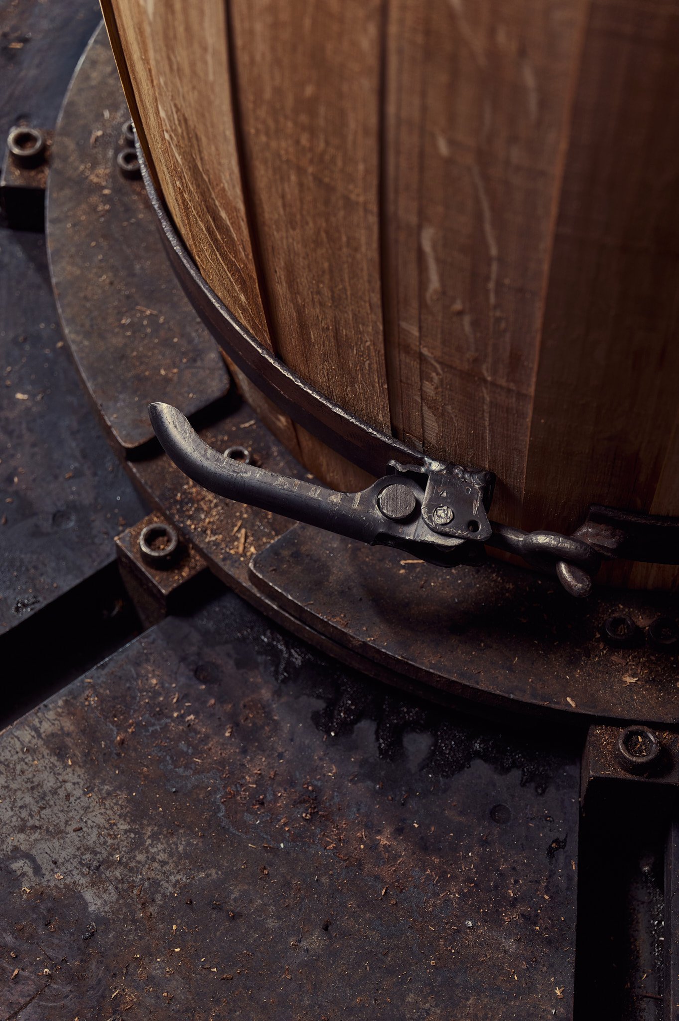 Un zoom sur une étape du montage de la barrique en bois par le tonnelier.