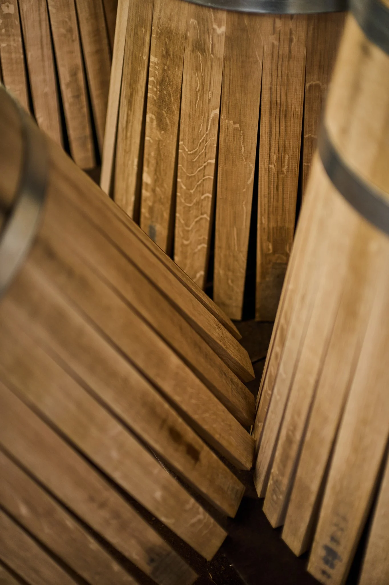 Zoom sur des barriques en bois en cours de montage et de fabrication.