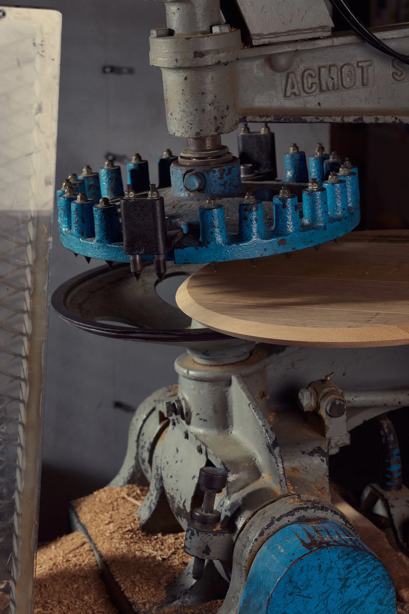 Machine ancienne servant au façonnage des fonds pour les barriques en bois.