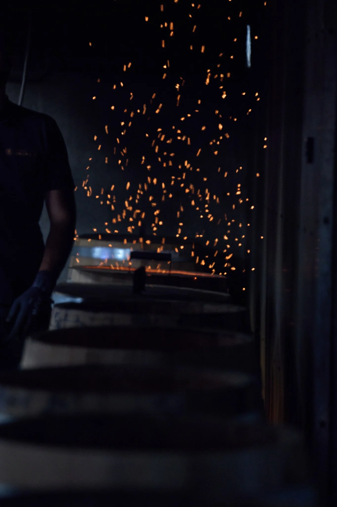 Étincelles de feu sortant d'un procédé de fabrication, dans un environnement sombre.