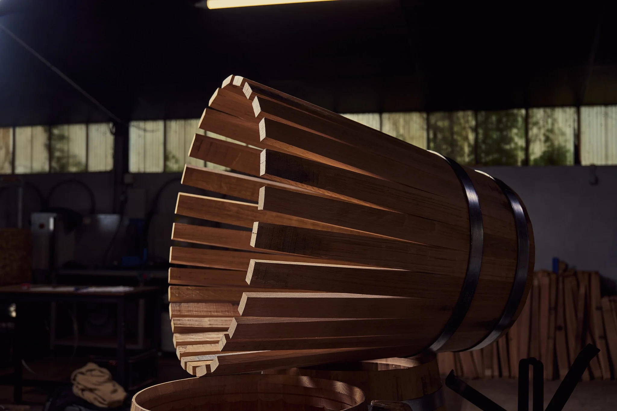 Aperçu du montage rose de la barrique dans l'atelier.