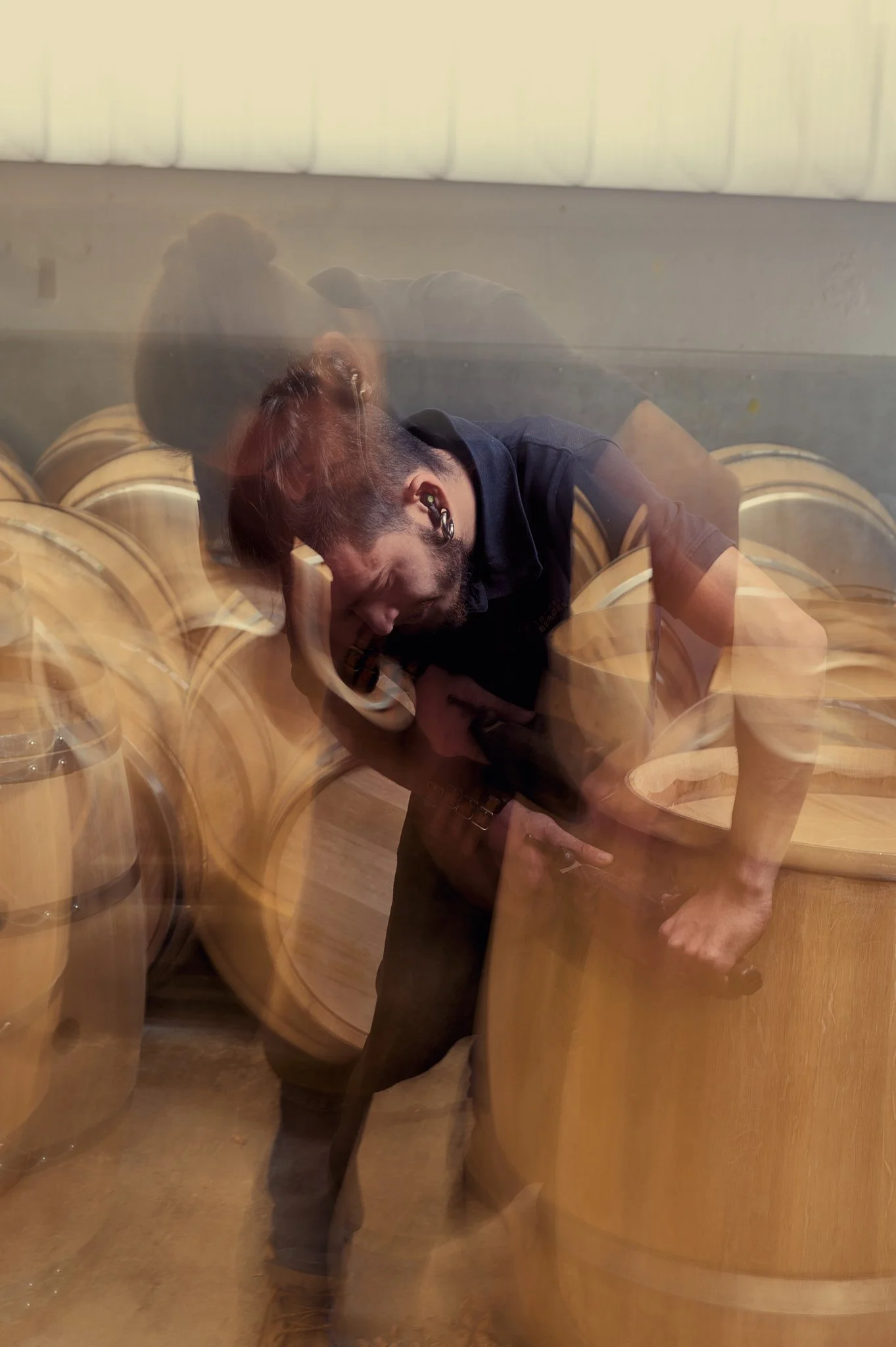 Artisan tonnelier en mouvement.