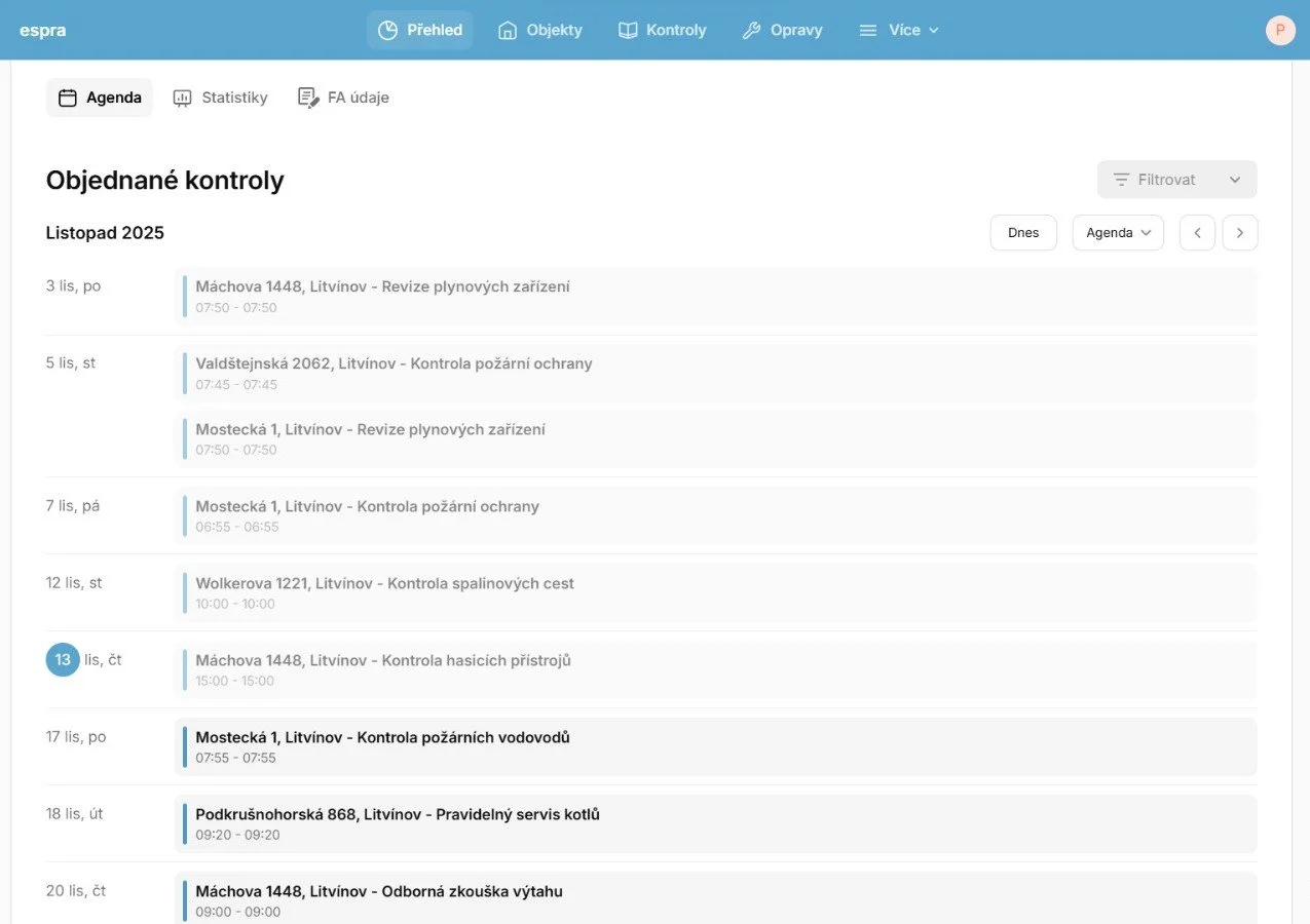Rozhraní aplikace espra pro správu plánovaných kontrol a revizí s uvedenými daty, časy a místy různých požárních a plynových kontrol.