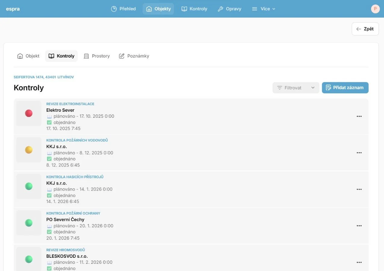 Online systému kontrol, který zobrazuje naplánované kontroly a revize s daty, časy a stavovými indikátory.