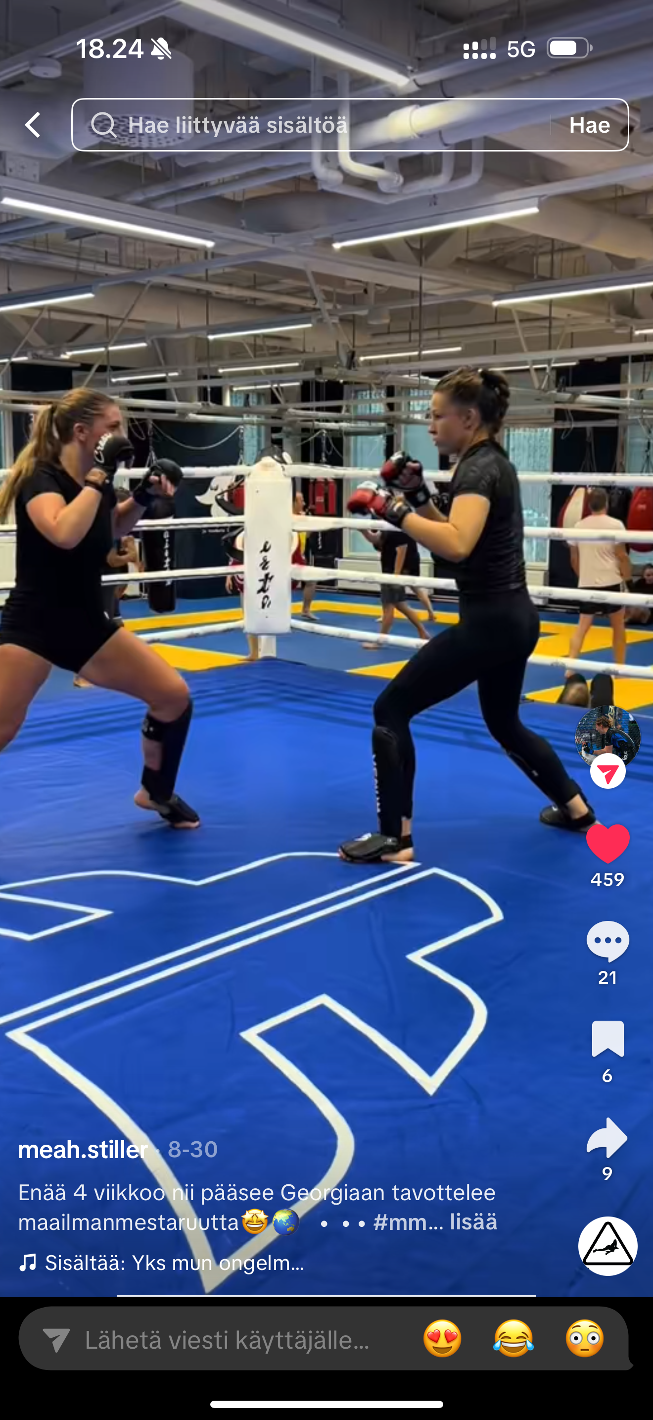 Kaksi naista harjoittelee nyrkkeilyä boxing-kehässä.