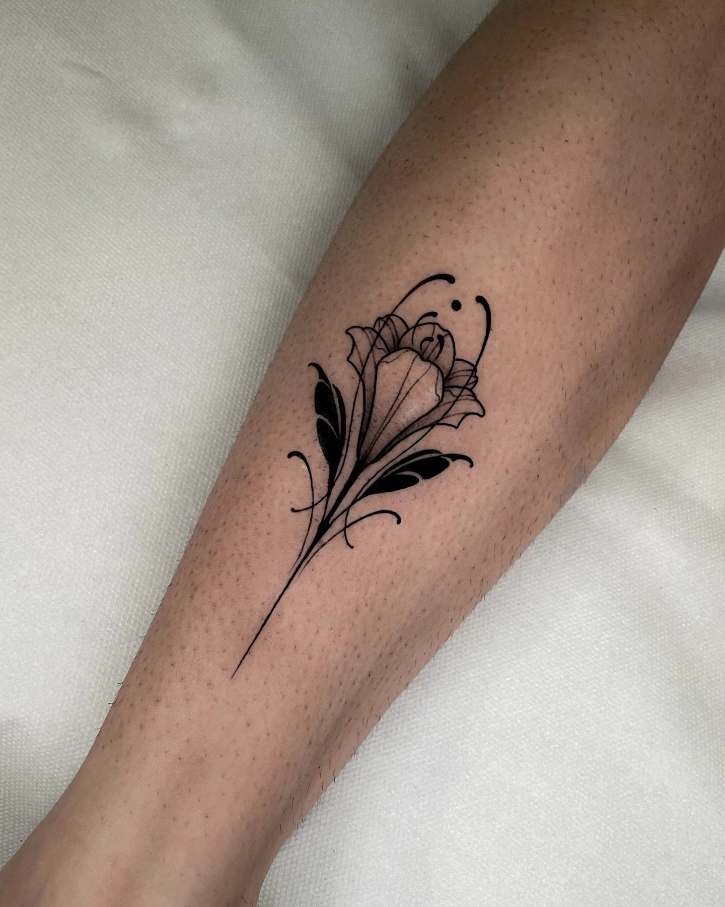 Petit flash floral 🖤
Fait par @dorine.soler 

&darr; Infos/Booking
dorinetattoo@gmail.com
reglisse-studio.com

___
#montpellier #mtp #montpelliertattoo #tattoomontpellier #tatoueurmontpellier