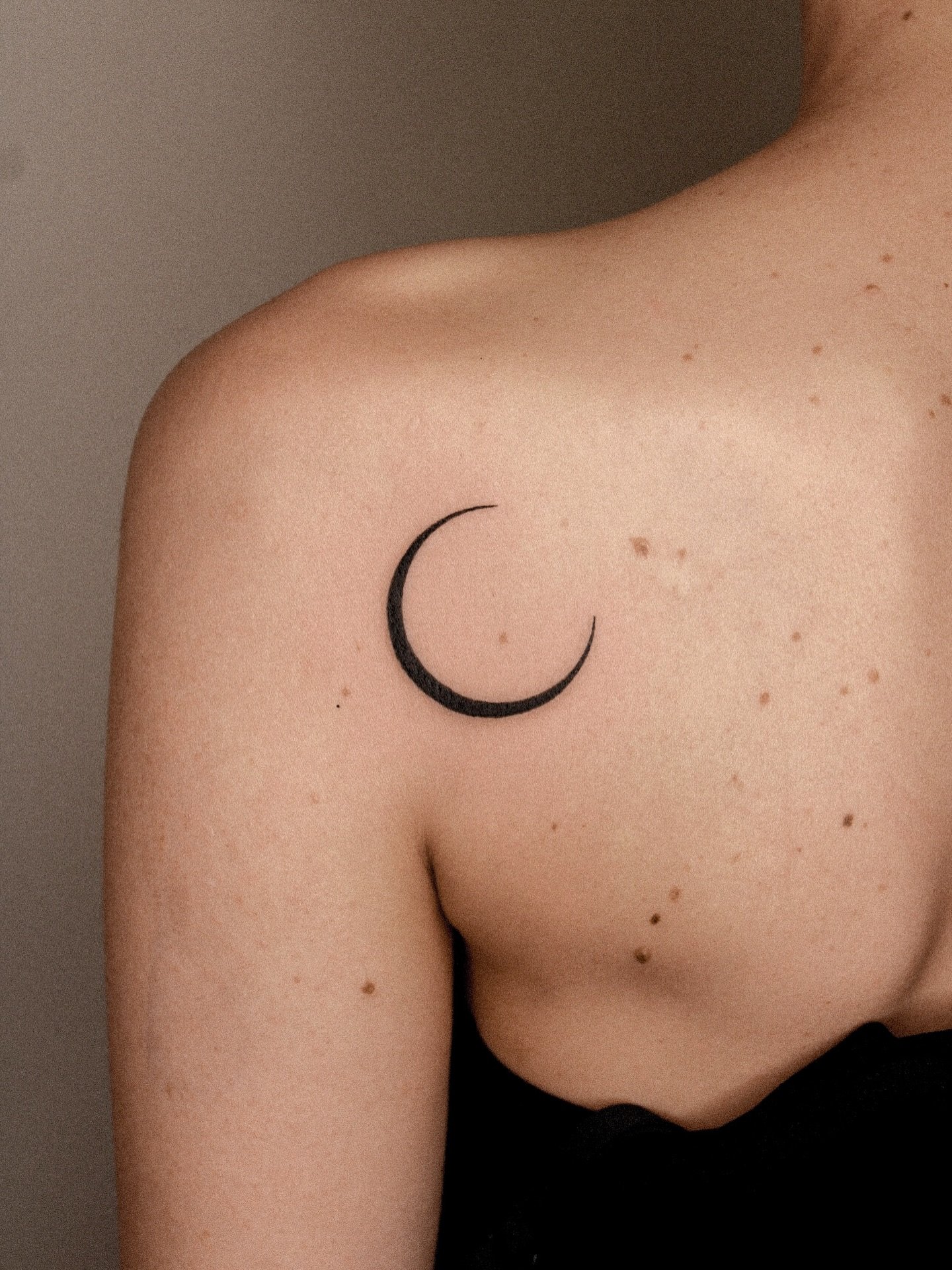Moon 🌙 
Fait par @leeva.tattoo 

&darr; Infos/Booking
leeva.tattoo@gmail.com
reglisse-studio.com

___
#montpellier #mtp #montpelliertattoo #tattoomontpellier #tatoueurmontpellier