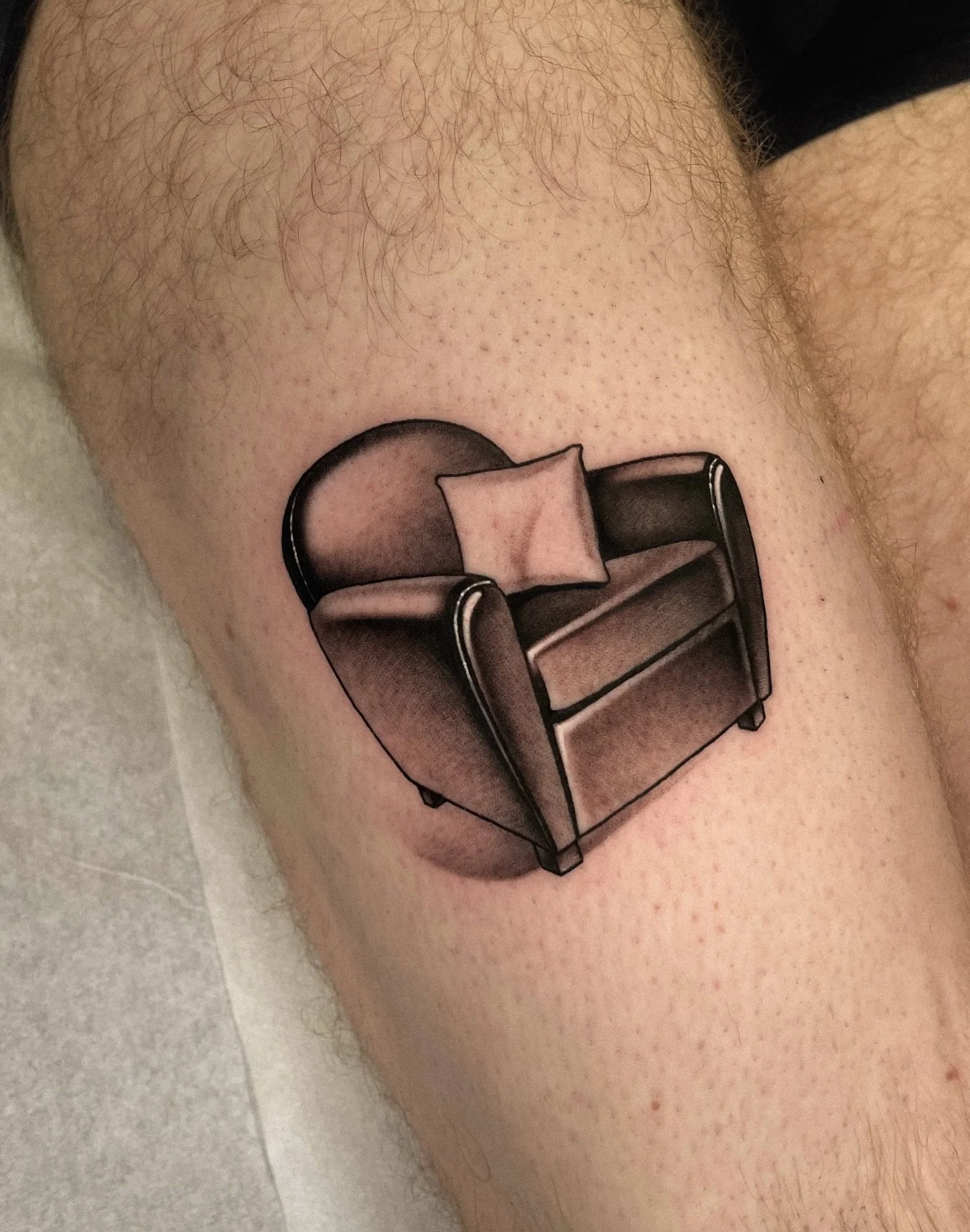 Comfy place 🛋️ 
Fait par @dorine.soler 

&darr; Infos/Booking
dorinetattoo@gmail.com
reglisse-studio.com

___
#montpellier #mtp #montpelliertattoo #tattoomontpellier #tatoueurmontpellier