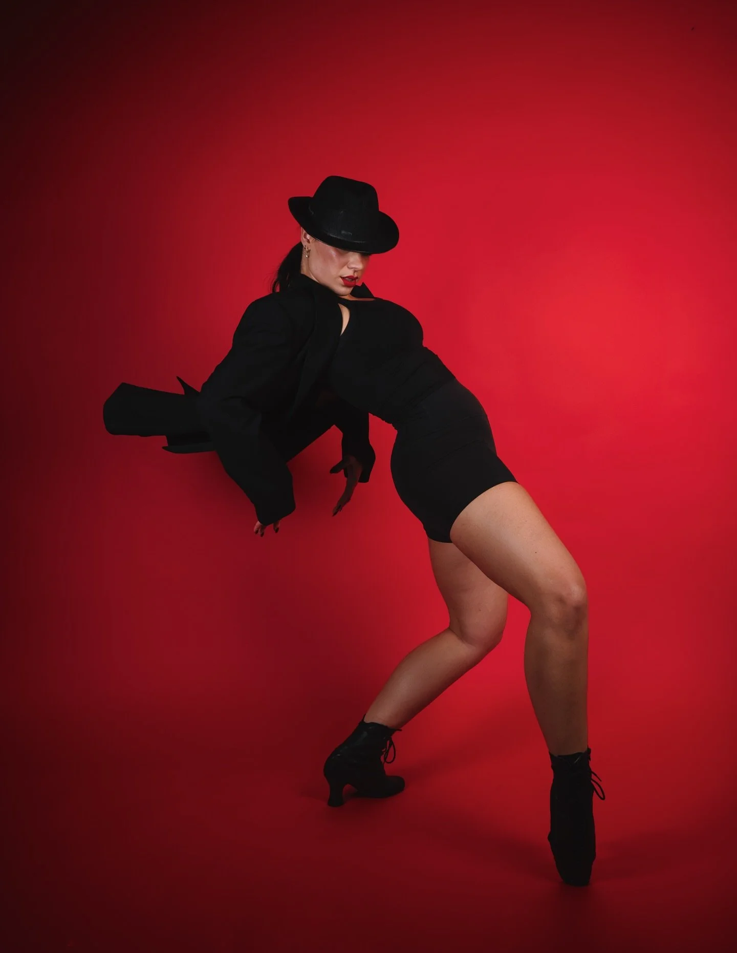 ☼ GABBIE | choreographer, dancer
You have to check out her classes @pineappledancestudios !

__
Bookings via https://www.byalina.uk

#danceportraits #headshotslondon #fujiphotography #portraitphotography #londonportraits #dancephotography