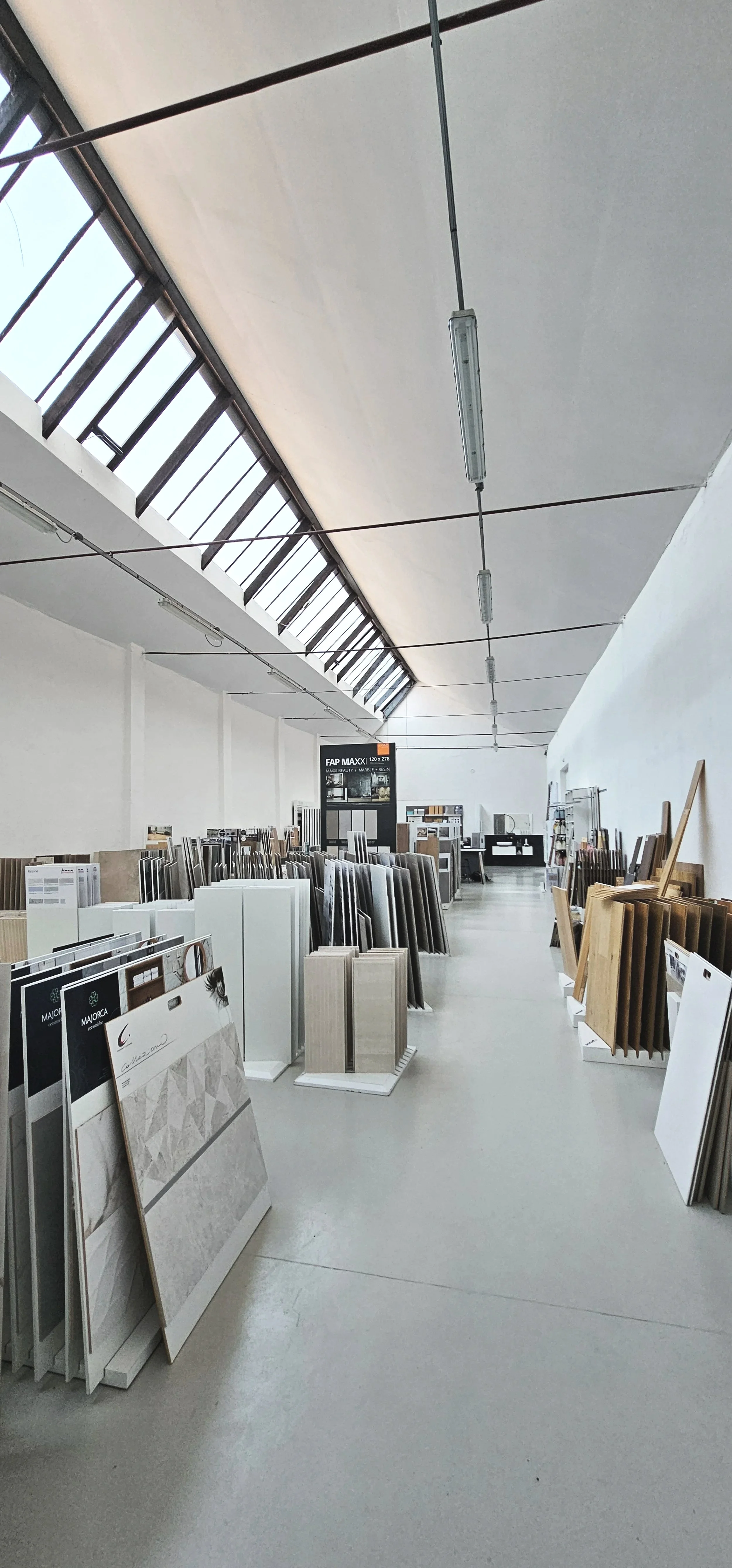 L’arredamento su misura è realizzato per soddisfare gusto e necessità del cliente, valorizzando e ottimizzando lo spazio. INTERNI35 è a disposizione per i tuoi progetti di arredo e interior design, con possibilità di realizzare mobili su misura