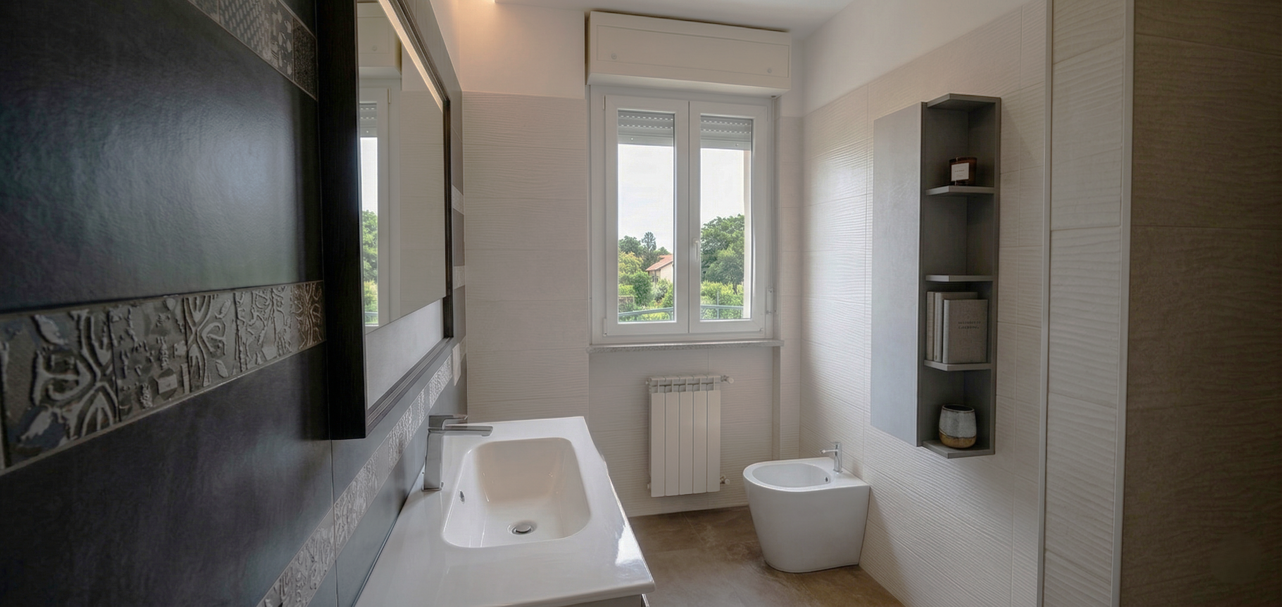 Bagno luminoso con finestra, lavabo bianco con rubinetto, bidet, scaffale grigio con libri e oggetti, pareti chiare e decorazioni.