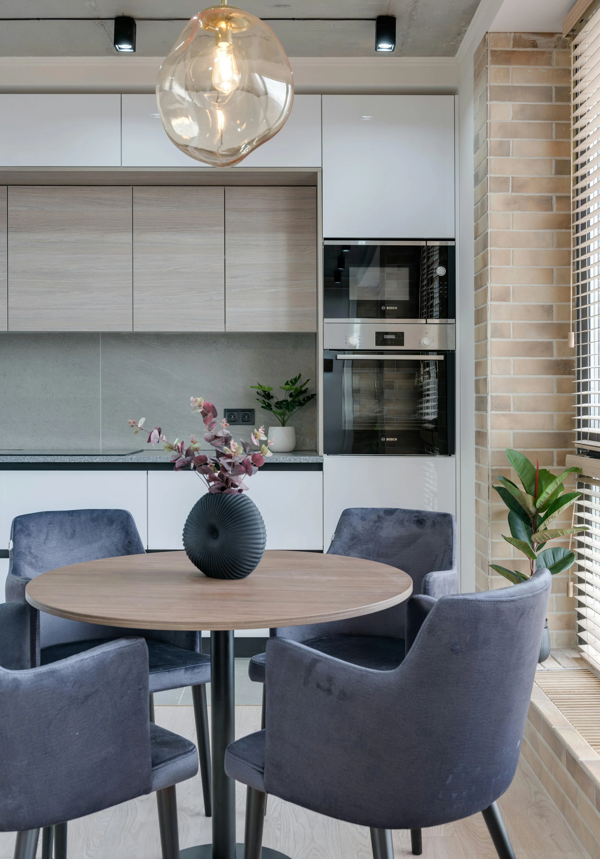 L’arredo è fondamentale per valorizzare il tuo appartamento. Scegli mobili su misura o standard, considerando spazi, materiali e colori di pavimenti e rivestimenti, porte da interni e infissi